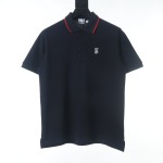 (Wersja wysoka) Burberry BBR Red Border Short Shirt 🅿olo jest wykonana z wybranej bawełnianej tkaniny z siatki, haftowaną ekskluzywnymi wzorami logo. Dopasowane do spiczastego projektu kołnierza charakterystyczne paski marki są ozdobione na otwarciu i importowane płaskie podwórko. Ręcznie. Logo klatki piersiowej jest dokładnie haftowane, przywracając oryginalną wersję. Rozmiar: S-L 1 (Wersja wysoka) Burberry BBR Red Border Short Shirt 🅿olo jest wykonana z wybranej bawełnianej tkaniny z siatki, haftowaną ekskluzywnymi wzorami logo. Dopasowane do spiczastego projektu kołnierza charakterystyczne paski marki są ozdobione na otwarciu i importowane płaskie podwórko. Ręcznie. Logo klatki piersiowej jest dokładnie haftowane, przywracając oryginalną wersję. Rozmiar: S-L
