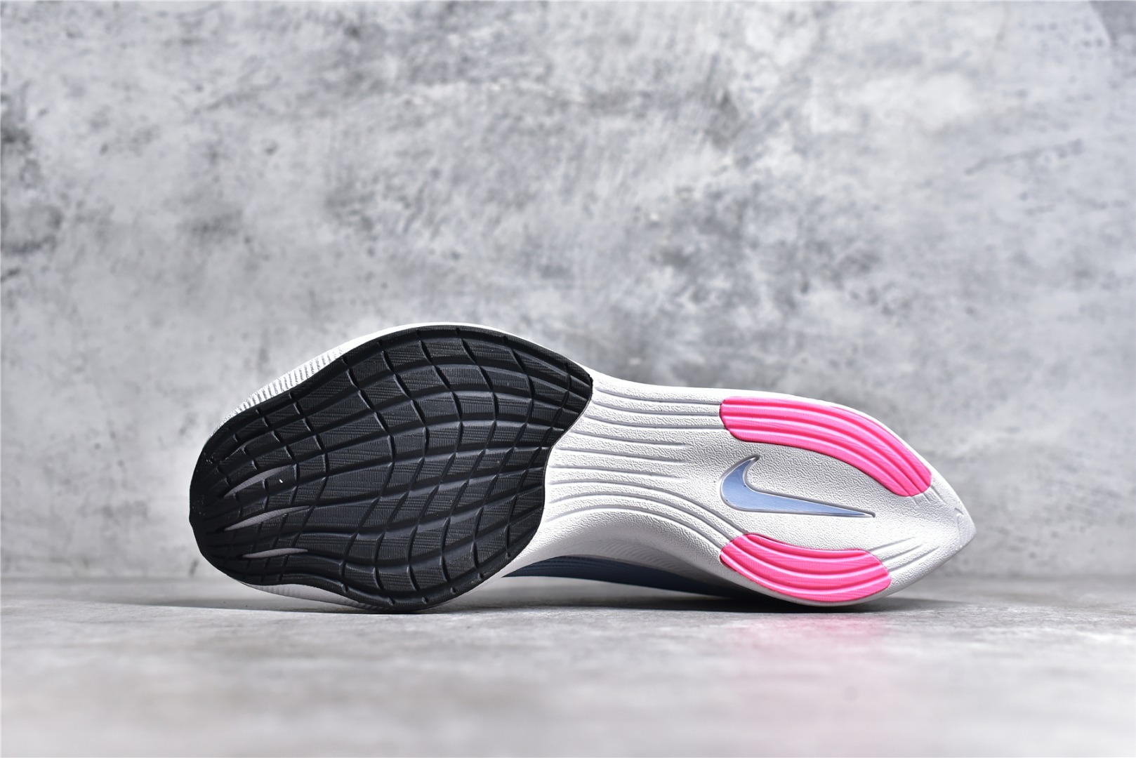 图片[5]-#原装级别 NK ZoomX Vaporfly Next% 2 马拉松跑步鞋二代 CU4111-401 鞋面使用了全新 Vaporweave 科技，这种类似蝉翼的材质相比 Flyknit 更加轻薄透气，非对称的鞋带系统和泡棉护垫的加入令舒适度更高，采用醒目的绿色作为主色调，鞋头辅以超大的 Swoosh 点缀，再配上流线型外观设计 尺码：36 36.5 37.5 38 38.5 39 40 40.5 41 42 42.5 43 44 44.5 45-选品中心
