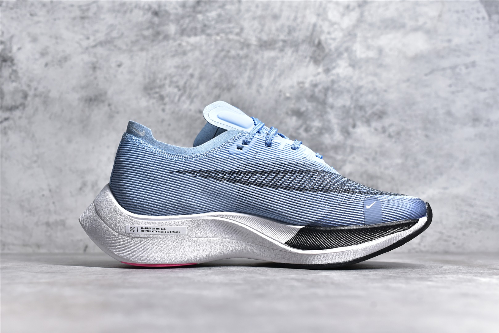 图片[3]-#原装级别 NK ZoomX Vaporfly Next% 2 马拉松跑步鞋二代 CU4111-401 鞋面使用了全新 Vaporweave 科技，这种类似蝉翼的材质相比 Flyknit 更加轻薄透气，非对称的鞋带系统和泡棉护垫的加入令舒适度更高，采用醒目的绿色作为主色调，鞋头辅以超大的 Swoosh 点缀，再配上流线型外观设计 尺码：36 36.5 37.5 38 38.5 39 40 40.5 41 42 42.5 43 44 44.5 45-选品中心