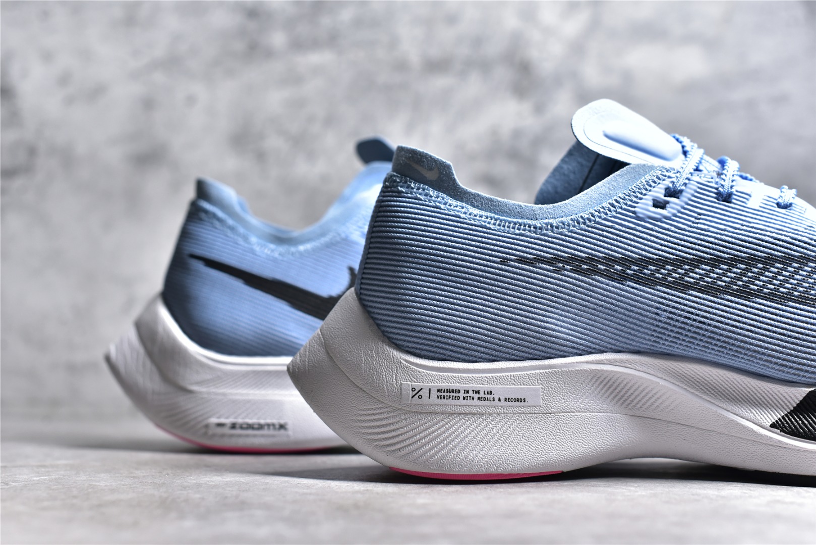 图片[9]-#原装级别 NK ZoomX Vaporfly Next% 2 马拉松跑步鞋二代 CU4111-401 鞋面使用了全新 Vaporweave 科技，这种类似蝉翼的材质相比 Flyknit 更加轻薄透气，非对称的鞋带系统和泡棉护垫的加入令舒适度更高，采用醒目的绿色作为主色调，鞋头辅以超大的 Swoosh 点缀，再配上流线型外观设计 尺码：36 36.5 37.5 38 38.5 39 40 40.5 41 42 42.5 43 44 44.5 45-选品中心