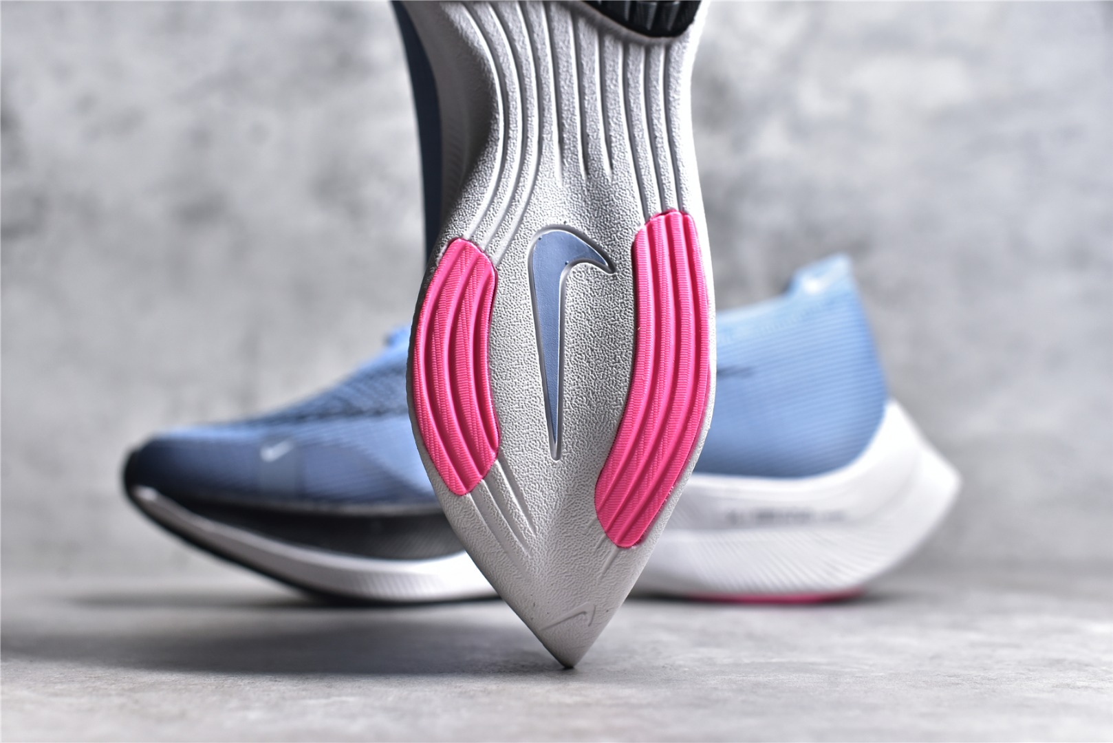 图片[8]-#原装级别 NK ZoomX Vaporfly Next% 2 马拉松跑步鞋二代 CU4111-401 鞋面使用了全新 Vaporweave 科技，这种类似蝉翼的材质相比 Flyknit 更加轻薄透气，非对称的鞋带系统和泡棉护垫的加入令舒适度更高，采用醒目的绿色作为主色调，鞋头辅以超大的 Swoosh 点缀，再配上流线型外观设计 尺码：36 36.5 37.5 38 38.5 39 40 40.5 41 42 42.5 43 44 44.5 45-选品中心