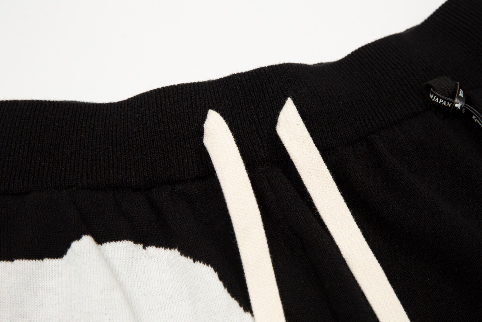 Mastermind Japan Skull-Weaved Shorts: Comfortable, Stylish, and Versatile Men’s Essential - 图片 3