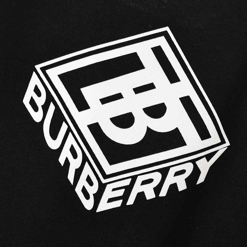 BURBERRY巴宝莉TB字母Logo经典识标印花短袖T恤 精致升级，灵感源自八十年代复古 原版面料 官方同款 定制同缸染面料 手感非常舒服 春夏最新砖柜同步 时尚又个性 超级百搭好看的一款 男女都非常合适 人手必备款 吊牌 领标 水洗麦 三标齐全 颜色: 黑色 尺码：XS~L