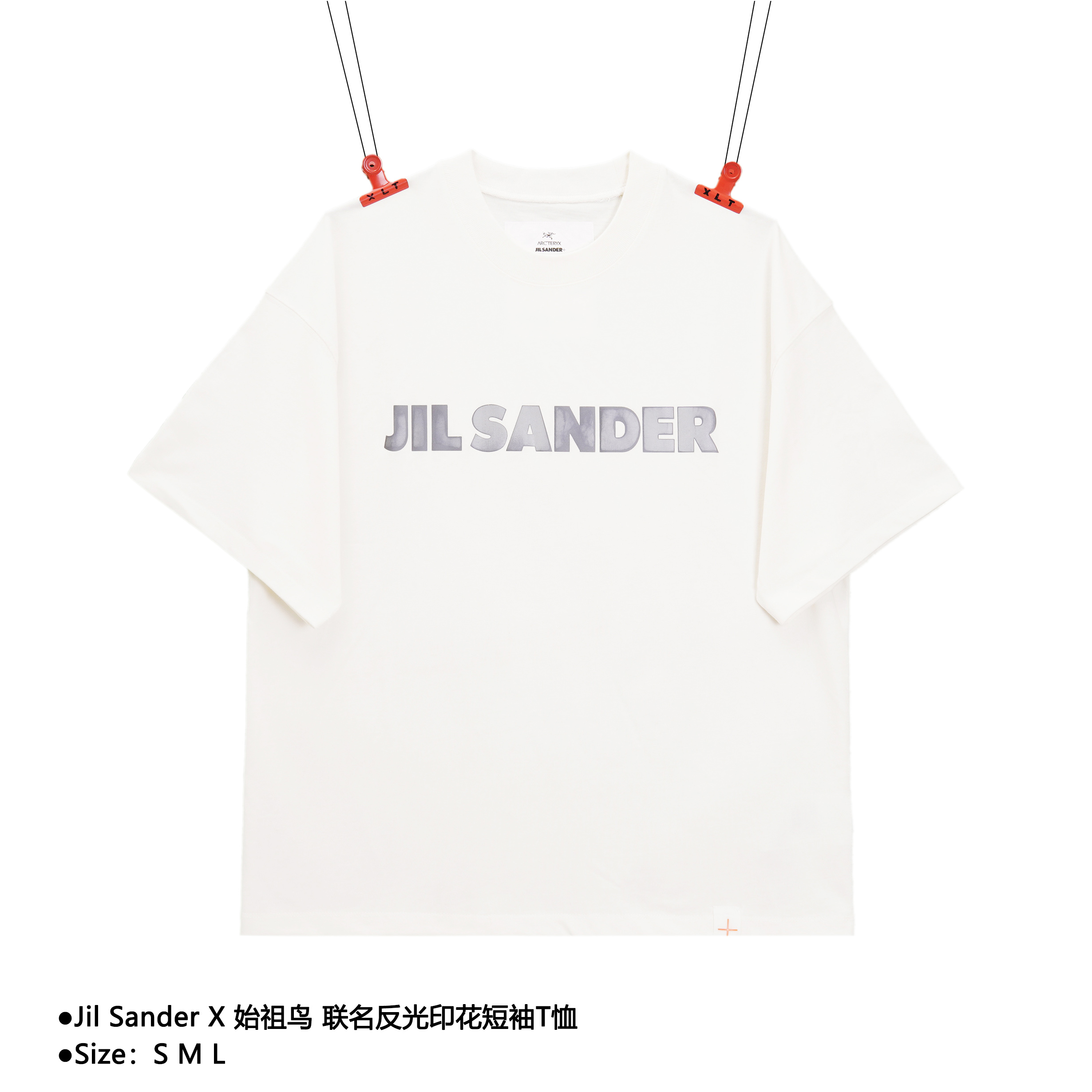 💰130
Jil Sander X 始祖鸟 联名反光印花短袖T恤
Size:S M L
原版国外第一时间入,定织10s全棉OE纱汗布,面料落水,保证每一位客户到手随意洗,0缩率, 胸口进口反光布冲压成条,后备果冻印,纯铜磨具开版,成衣细节全部一比一, 随意对比
款式编号:EE-56056056014