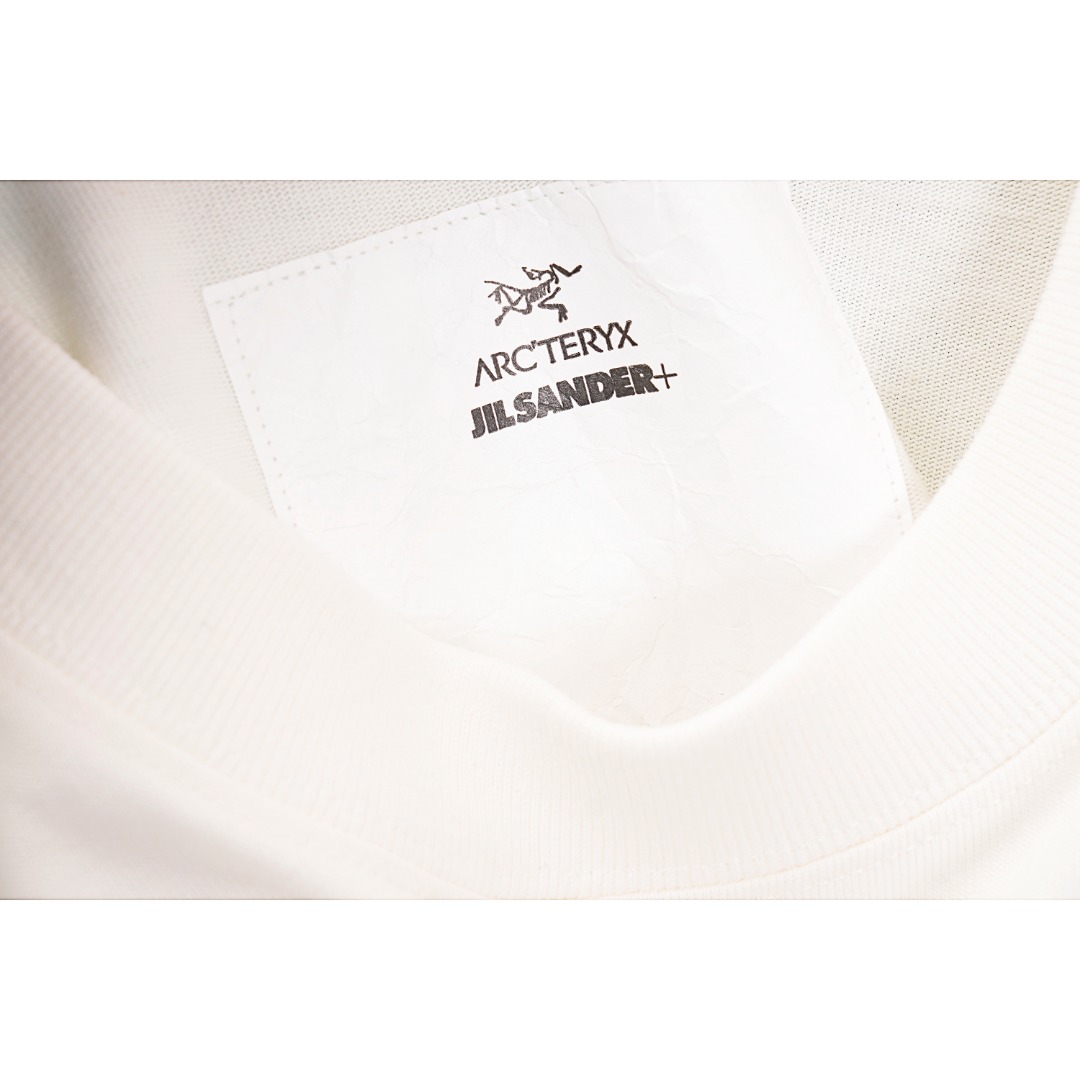 💰130
Jil Sander X 始祖鸟 联名反光印花短袖T恤
Size：S M L

原版国外第一时间入，定织10s全棉OE纱汗布，面料落水，保证每一位客户到手随意洗，0缩率， 胸口进口反光布冲压成条，后备果冻印，纯铜磨具开版，成衣细节全部一比一， 随意对比 

款式编号：EE-56056056014