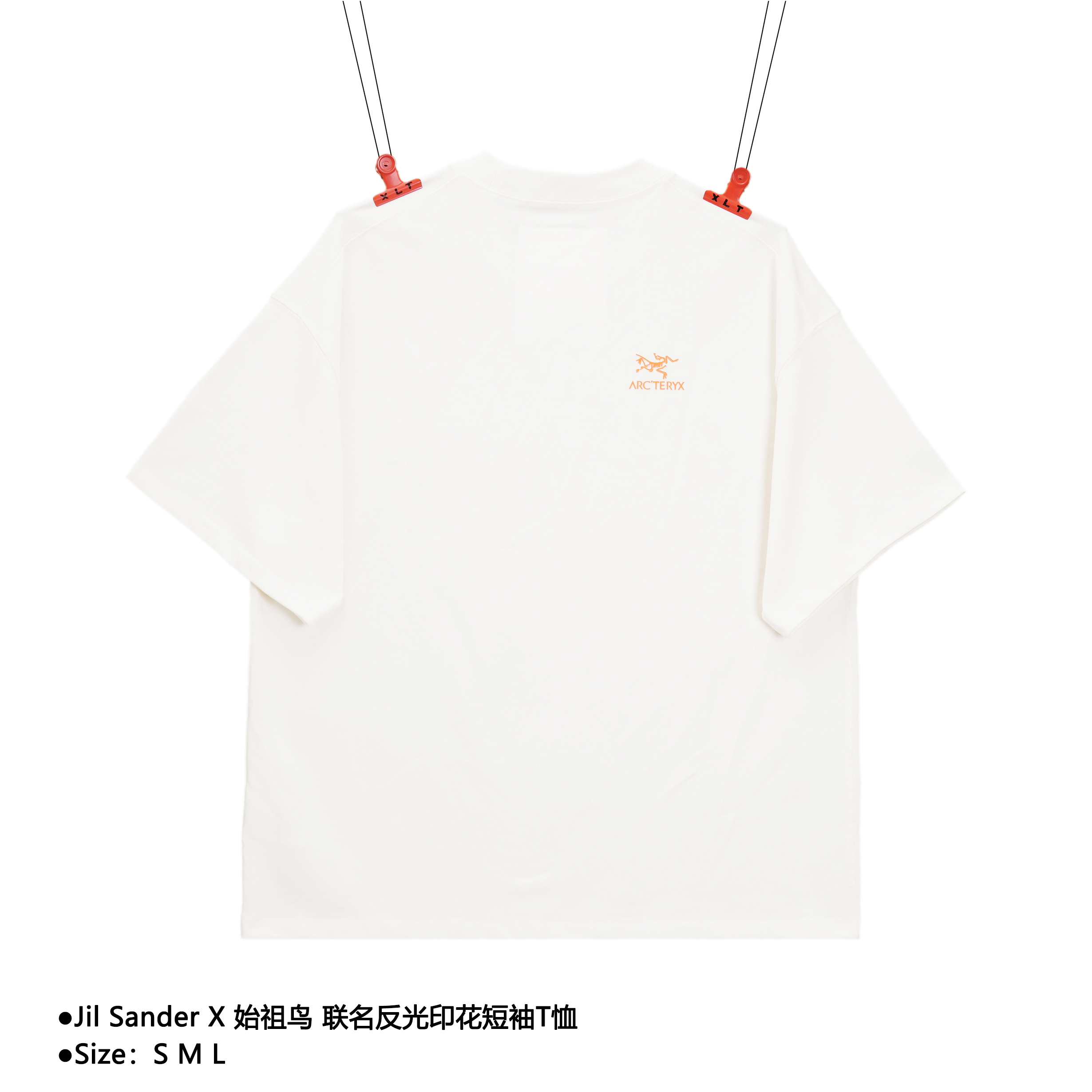 💰130
Jil Sander X 始祖鸟 联名反光印花短袖T恤
Size：S M L

原版国外第一时间入，定织10s全棉OE纱汗布，面料落水，保证每一位客户到手随意洗，0缩率， 胸口进口反光布冲压成条，后备果冻印，纯铜磨具开版，成衣细节全部一比一， 随意对比 

款式编号：EE-56056056014