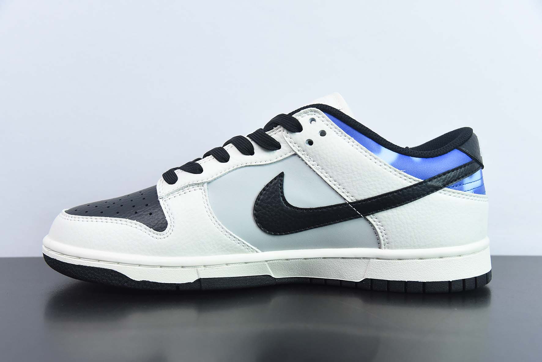 Nike By You SB Dunk Low Retro SP扣篮系列低帮休闲运动滑板板鞋“皮革米白黑天空蓝”货号:BB1609-112