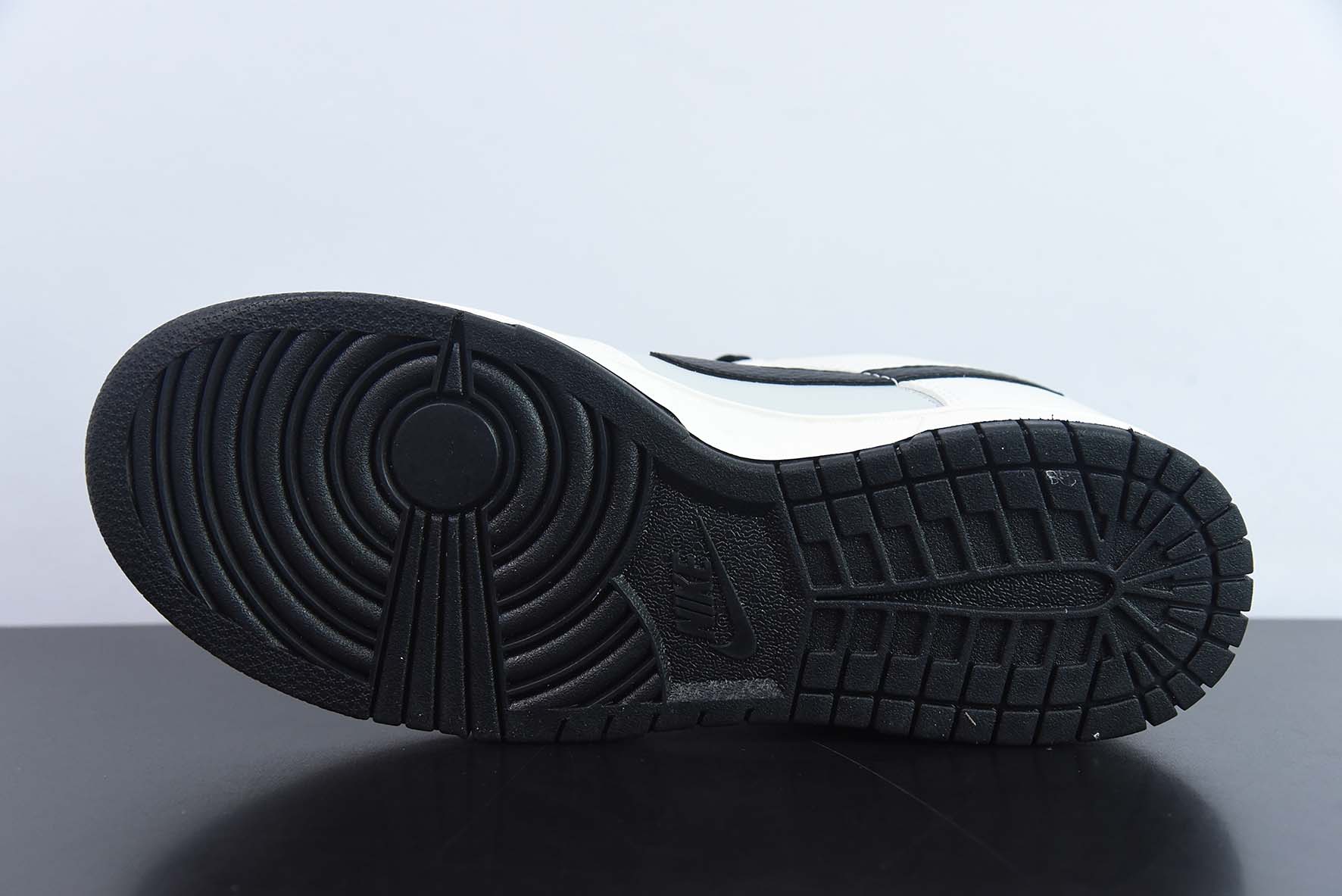 Nike By You SB Dunk Low Retro SP扣篮系列低帮休闲运动滑板板鞋“皮革米白黑天空蓝”货号:BB1609-112