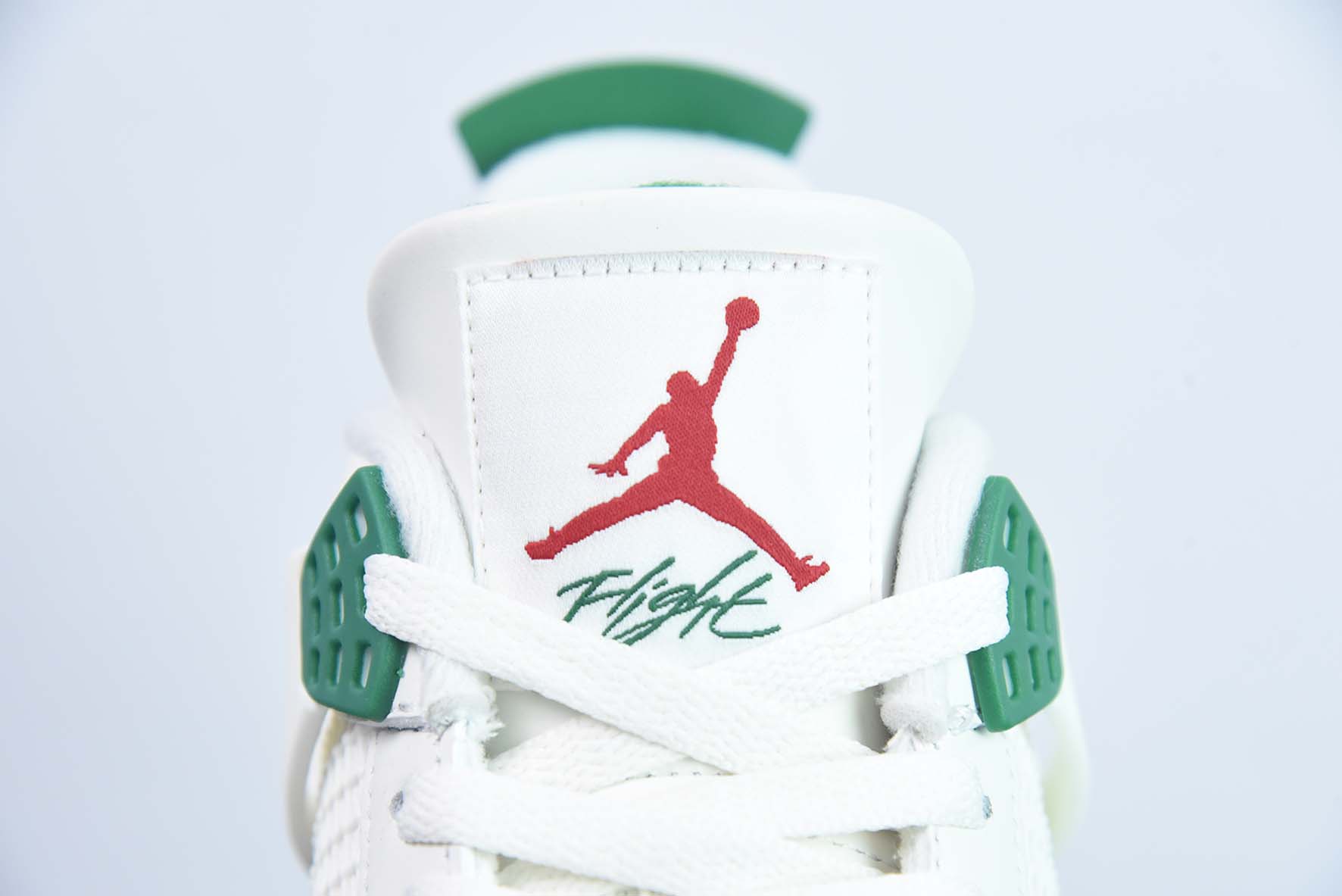 Nike SB x Air Jordan 4 Retro SP"Pine Green"迈克尔·乔丹AJ4“联名白绿松石绿”低帮运动鞋货号:DR5415-103