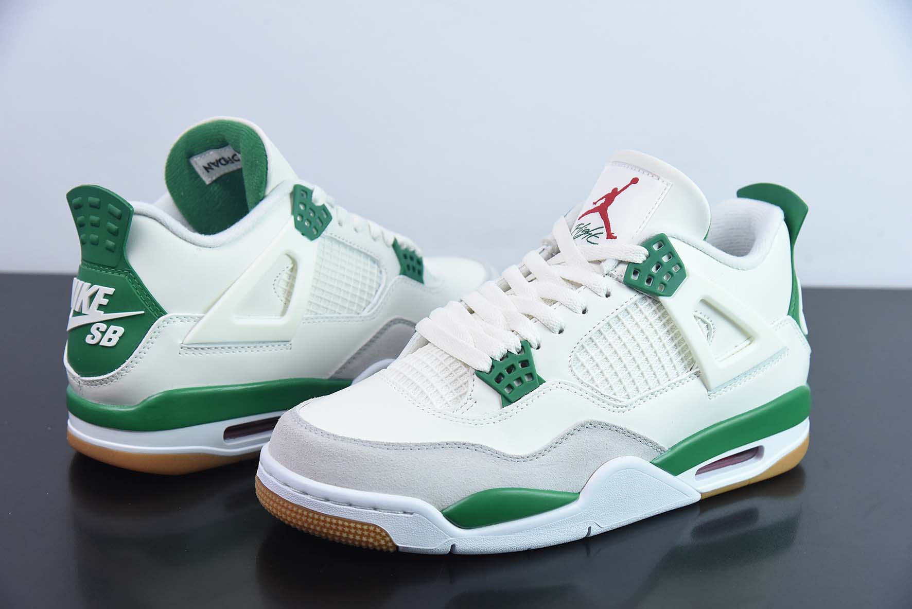 Nike SB x Air Jordan 4 Retro SP"Pine Green"迈克尔·乔丹AJ4“联名白绿松石绿”低帮运动鞋货号:DR5415-103