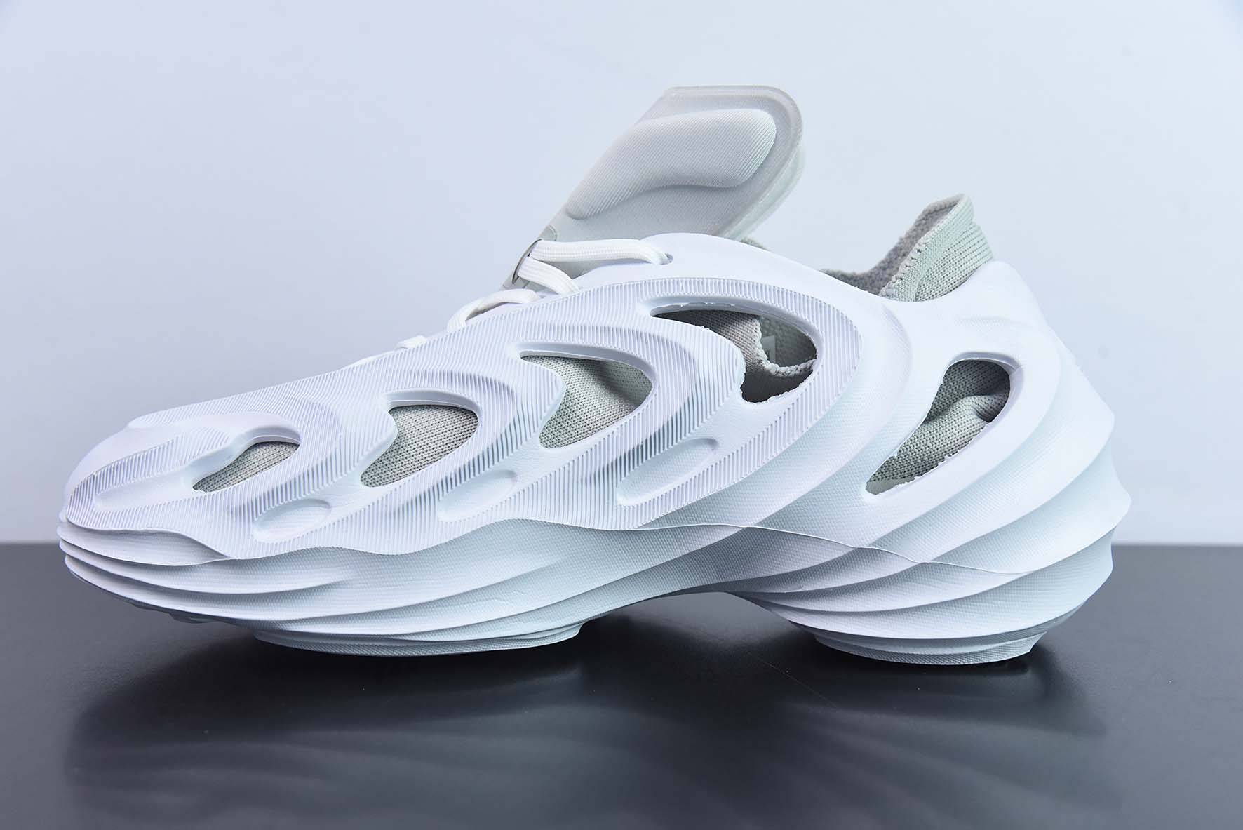 Adidas AdiFOM Q阿迪全新系列秋冬季洞洞鞋 货号: HP6584