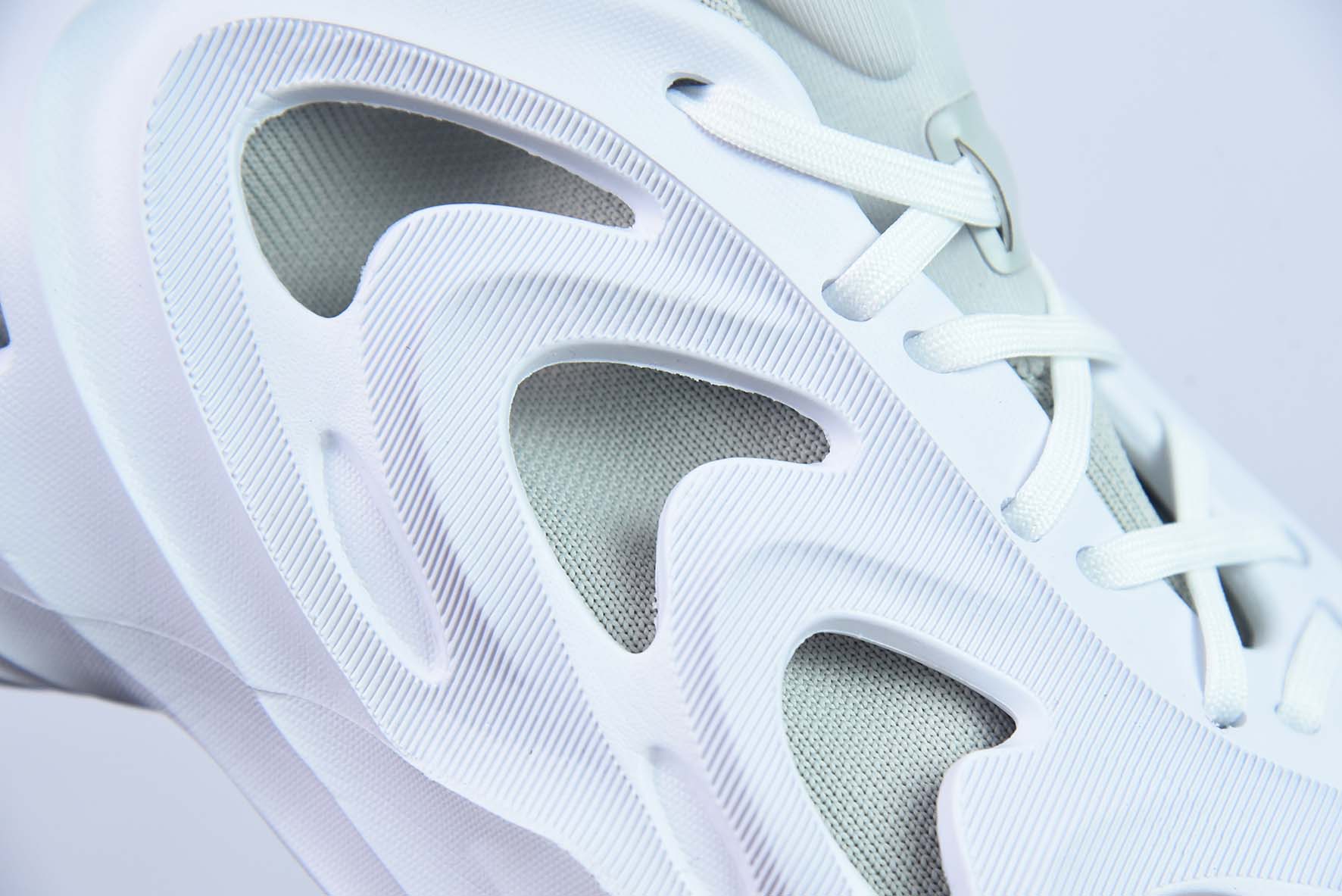 Adidas AdiFOM Q阿迪全新系列秋冬季洞洞鞋 货号: HP6584