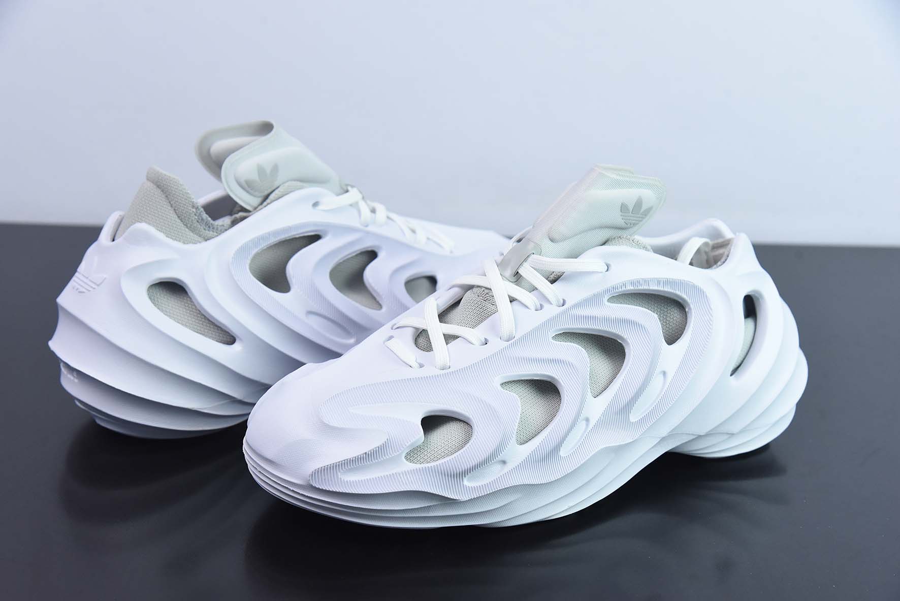 Adidas AdiFOM Q阿迪全新系列秋冬季洞洞鞋 货号: HP6584