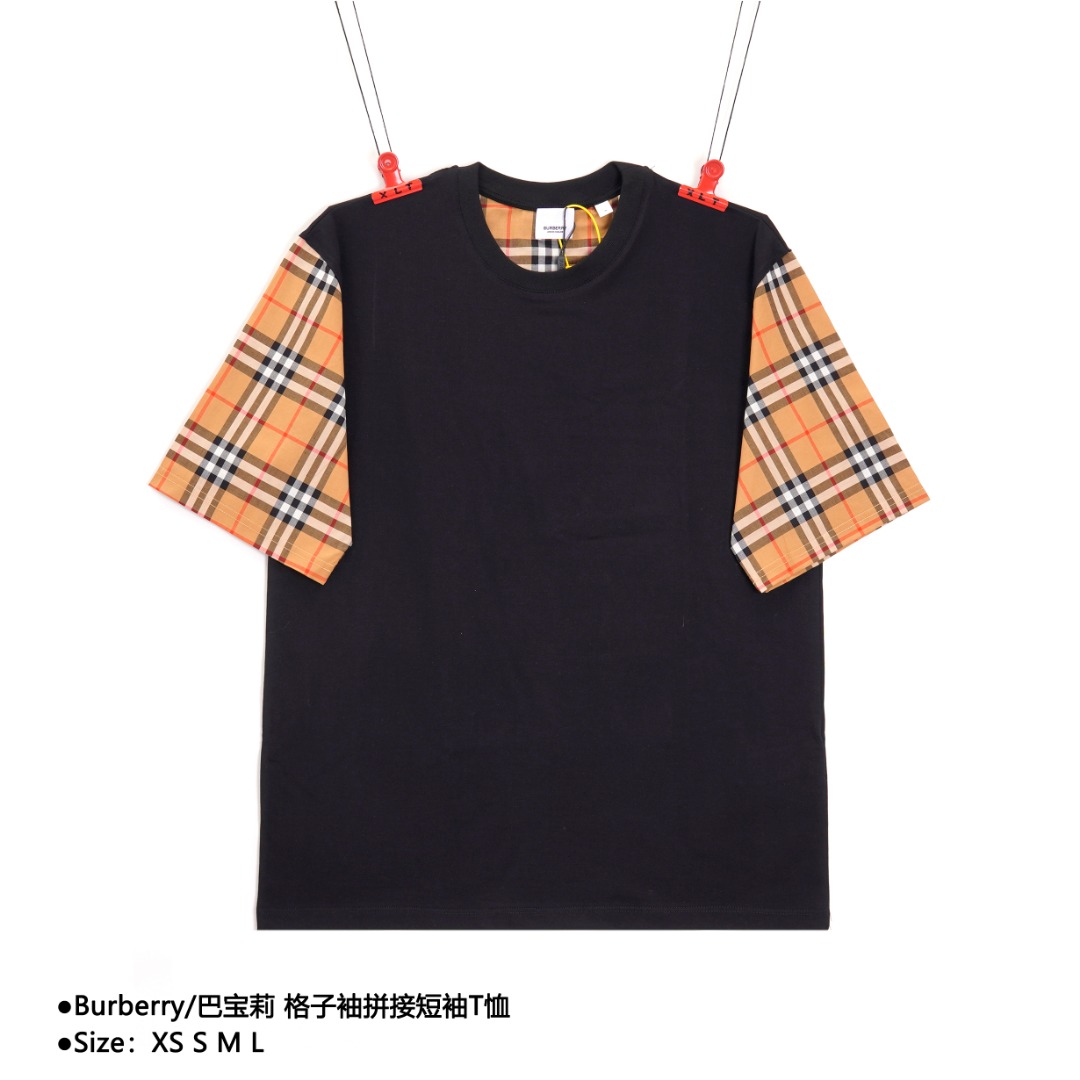 💰150
Burberry/巴宝莉 格子袖拼接短袖T恤
Size：XS S M L

采用50支双股200g全棉面料 水洗处理 袖子前后 左右全部人工对格处理  按原版还原 一只袖子师傅要抓杠六次 领子龟背设计格纹要求也是居中裁剪 每一件衣服格纹都是出自一个码 耗材极大 随意对比市面不对位版本 
基础圆领版型设计 下摆特有的弧形线条设计 最新千与千寻联名拆版对色定制 全套辅料配备齐全

款式编号：AZ-C-56056056016/14