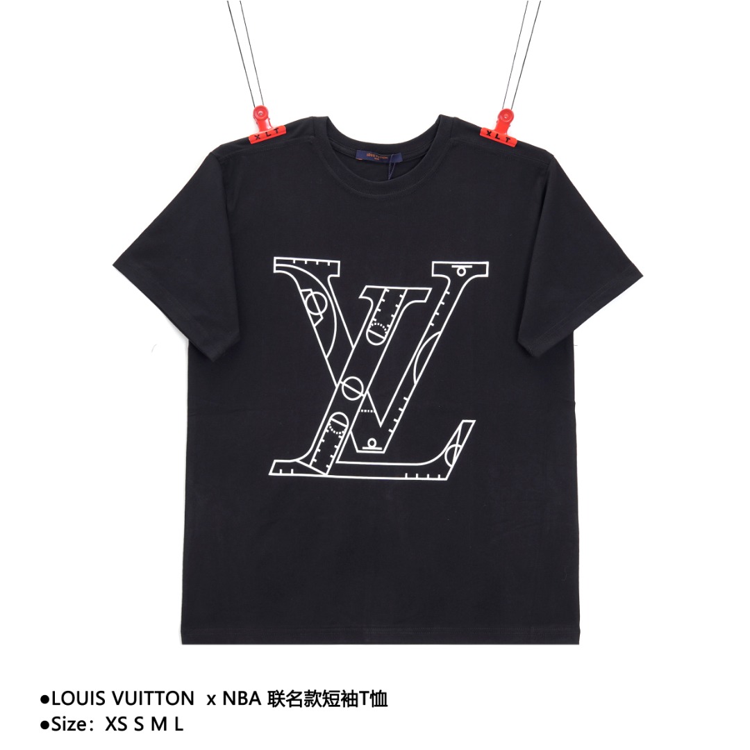 LOUIS VUITTON x NBA 联名款短袖T恤 定制240克同缸染面料 手感非常舒服 春夏最新砖柜同步 OS落肩版型 时尚又个性 超级百搭好看的一款 男女都非常合适 人手必备款 吊牌 领标 水洗麦 三标齐全 款式编号:Q-CC-5605605605615