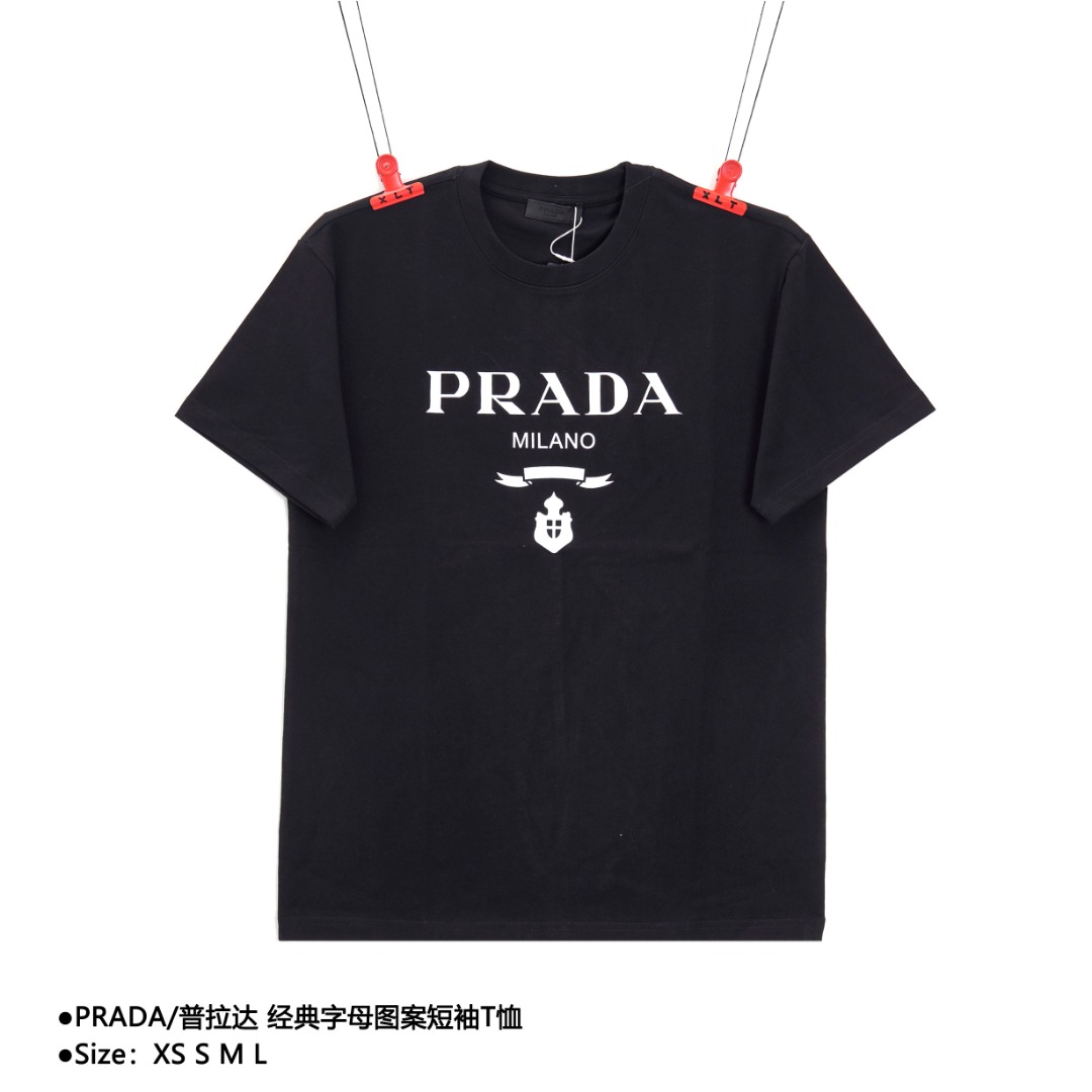 💰140
PRADA/普拉达 经典字母图案短袖T恤
Size：XS S M L

PRADA方正版型的棉质T恤 营造出现代感混搭质感，尼龙由PRADA率先引入时尚界，是品牌的基础面料，源于PRADA行李箱的涂珐琅三角形金属徽标充满历史底蕴，装点T恤，彰显品牌格调。面料取用32支双纱爽滑棉，260克重，100%棉，高支纱，与原版一致的原材料供应链，保证复刻的统一性。

款式编号:Q-5460565615