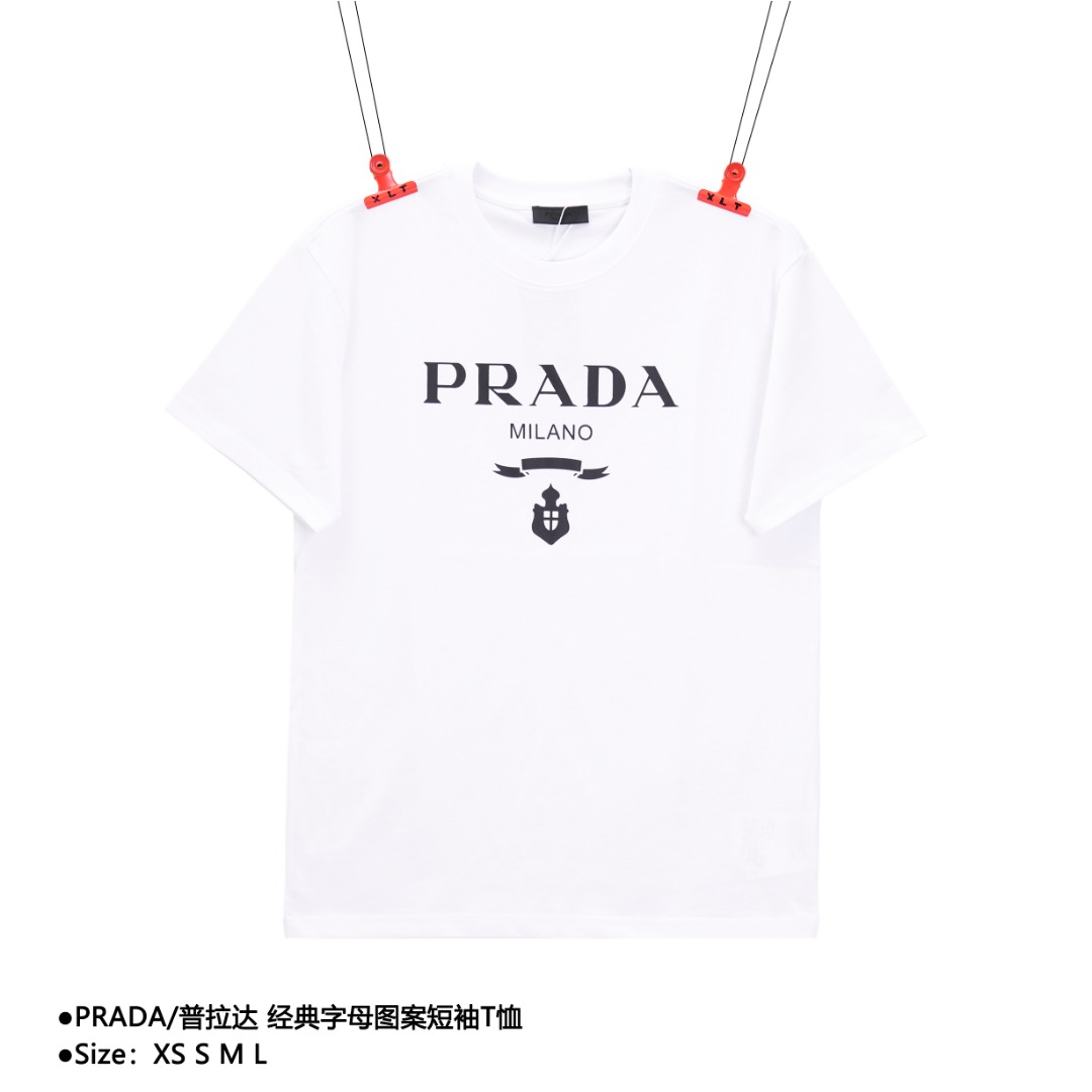💰140
PRADA/普拉达 经典字母图案短袖T恤
Size：XS S M L

PRADA方正版型的棉质T恤 营造出现代感混搭质感，尼龙由PRADA率先引入时尚界，是品牌的基础面料，源于PRADA行李箱的涂珐琅三角形金属徽标充满历史底蕴，装点T恤，彰显品牌格调。面料取用32支双纱爽滑棉，260克重，100%棉，高支纱，与原版一致的原材料供应链，保证复刻的统一性。

款式编号:Q-5460565615