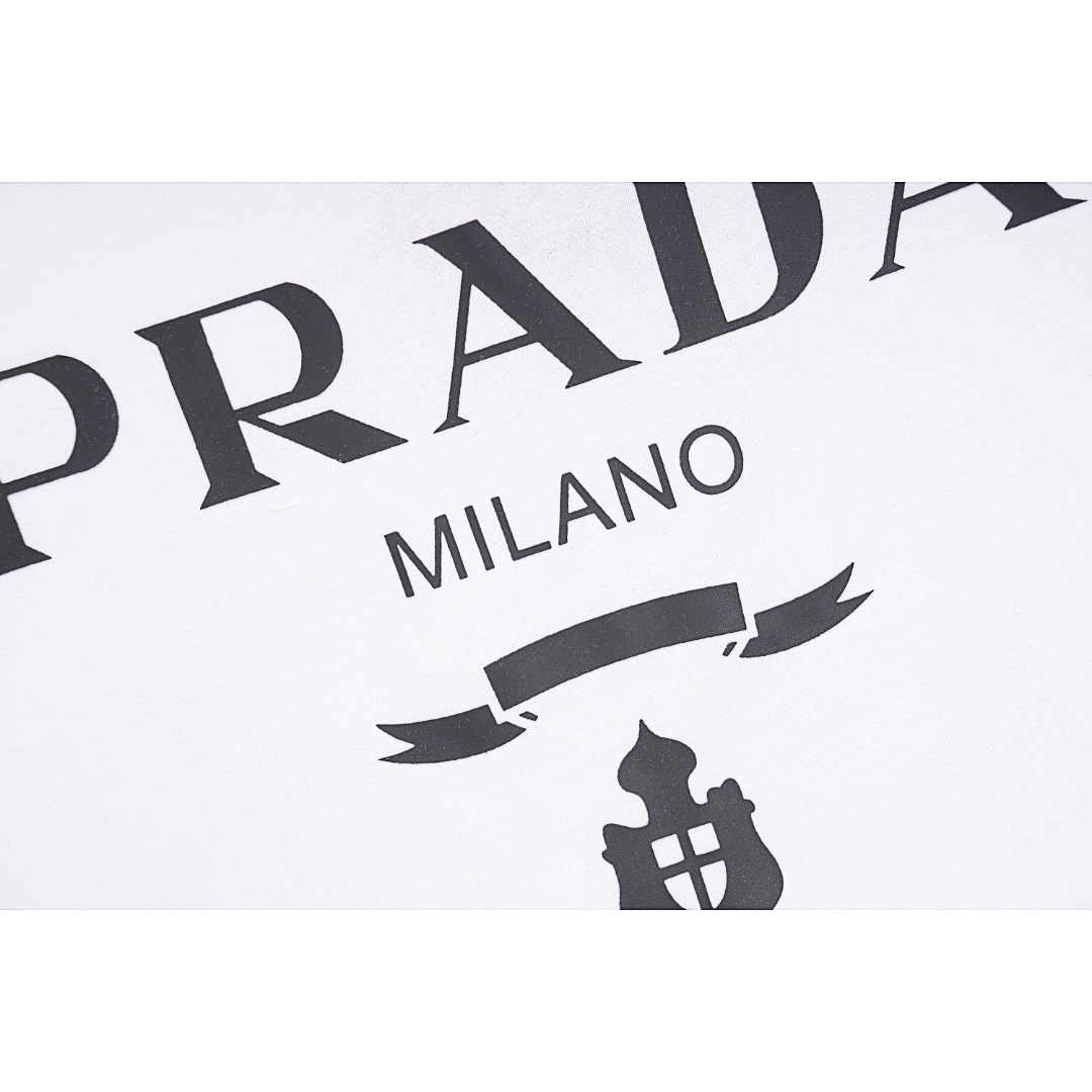 💰140
PRADA/普拉达 经典字母图案短袖T恤
Size：XS S M L

PRADA方正版型的棉质T恤 营造出现代感混搭质感，尼龙由PRADA率先引入时尚界，是品牌的基础面料，源于PRADA行李箱的涂珐琅三角形金属徽标充满历史底蕴，装点T恤，彰显品牌格调。面料取用32支双纱爽滑棉，260克重，100%棉，高支纱，与原版一致的原材料供应链，保证复刻的统一性。

款式编号:Q-5460565615