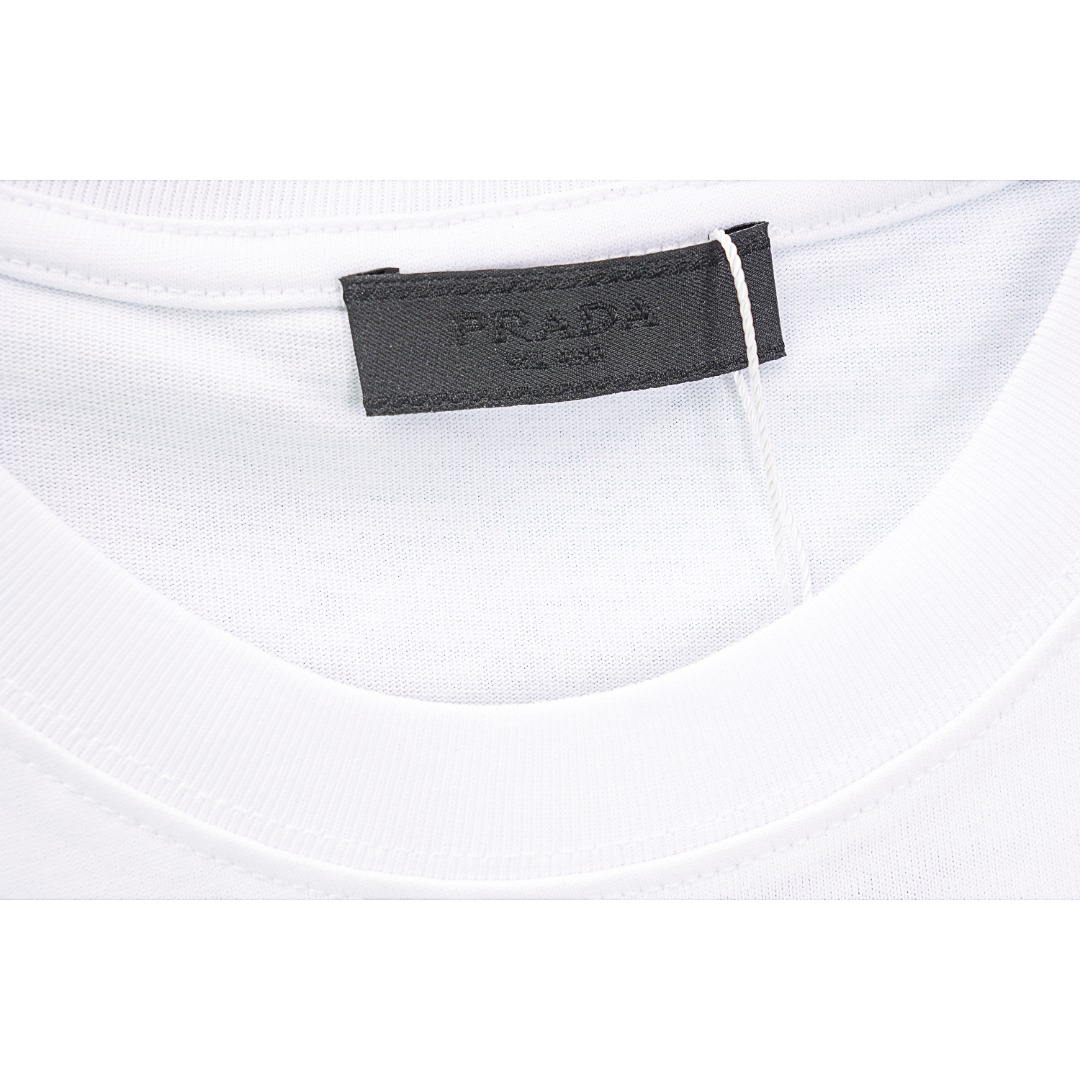 💰140
PRADA/普拉达 经典字母图案短袖T恤
Size：XS S M L

PRADA方正版型的棉质T恤 营造出现代感混搭质感，尼龙由PRADA率先引入时尚界，是品牌的基础面料，源于PRADA行李箱的涂珐琅三角形金属徽标充满历史底蕴，装点T恤，彰显品牌格调。面料取用32支双纱爽滑棉，260克重，100%棉，高支纱，与原版一致的原材料供应链，保证复刻的统一性。

款式编号:Q-5460565615