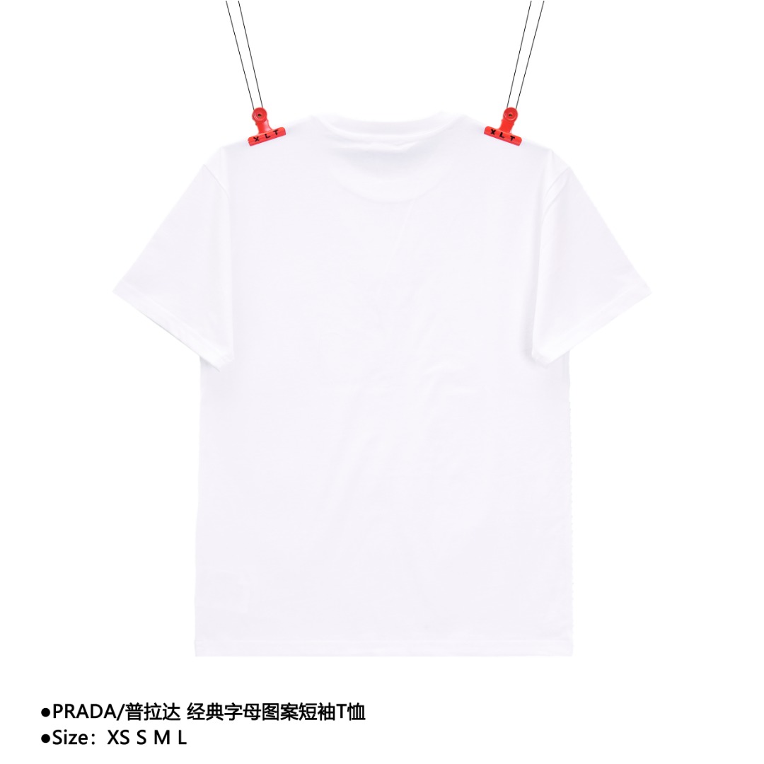 💰140
PRADA/普拉达 经典字母图案短袖T恤
Size：XS S M L

PRADA方正版型的棉质T恤 营造出现代感混搭质感，尼龙由PRADA率先引入时尚界，是品牌的基础面料，源于PRADA行李箱的涂珐琅三角形金属徽标充满历史底蕴，装点T恤，彰显品牌格调。面料取用32支双纱爽滑棉，260克重，100%棉，高支纱，与原版一致的原材料供应链，保证复刻的统一性。

款式编号:Q-5460565615