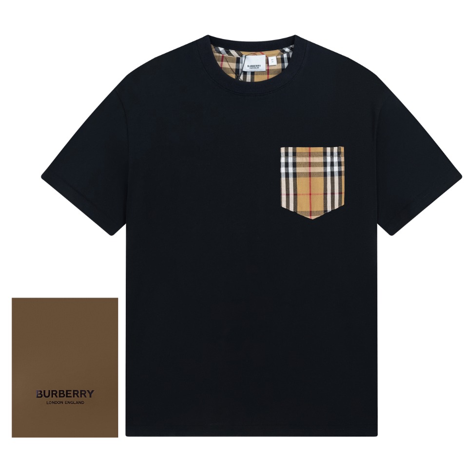 NO:128506,BUR Spring and Summer New Vintage plaid pocket cotton loose T-shirt, same style for men and women, the front garment chest pocket is embellished by classic Vintage plaid, with a distinct sense of layering ~ The overall exquisite and fashionable, high-split yarn, heavy and smooth pure cotton fabric, the fabric body texture is quite high-end and delicate, with excellent breathability, and it is not easy to wrinkle after wearing for a long time, and has a strong visual sense. The style is smooth and neat, and the upper body is handsome and stylish!  Color black white Number XS S-M-L, burberry, alexander wang19860909BUR 春夏新款Vintage 格纹口袋棉质宽松 T 恤衫 男女同款 前幅衣身胸口口袋由经典Vintage 格纹点缀,层次感鲜明 ~整体精致时尚,高支纱高克重爽滑纯棉面料,布身质感相当高级手感细腻,透气性极佳,久穿而不易皱,,视觉感超强.版型流畅利落,上身帅气有型！ 颜色黑色 白色 码数XS S-M-L,,burberry,alexander wang,Men's clothing