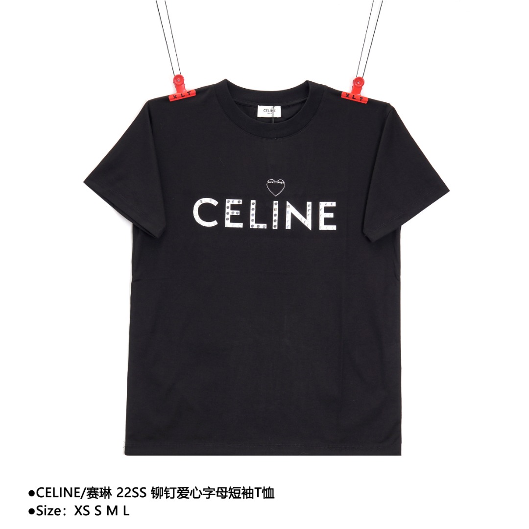 CELINE/赛琳 22SS 铆钉爱心字母短袖T恤 面料采用170g50s双股精梳棉,罗纹1×1同缸定染,印花采用胶浆印花,并镂空做五金烫钻工艺,不可高温洗涤和用力拉扯,整件衣服成衣双针走线密集,双本针领口加固,并采用一英寸13针的工艺. 款式编号:A-56056065012