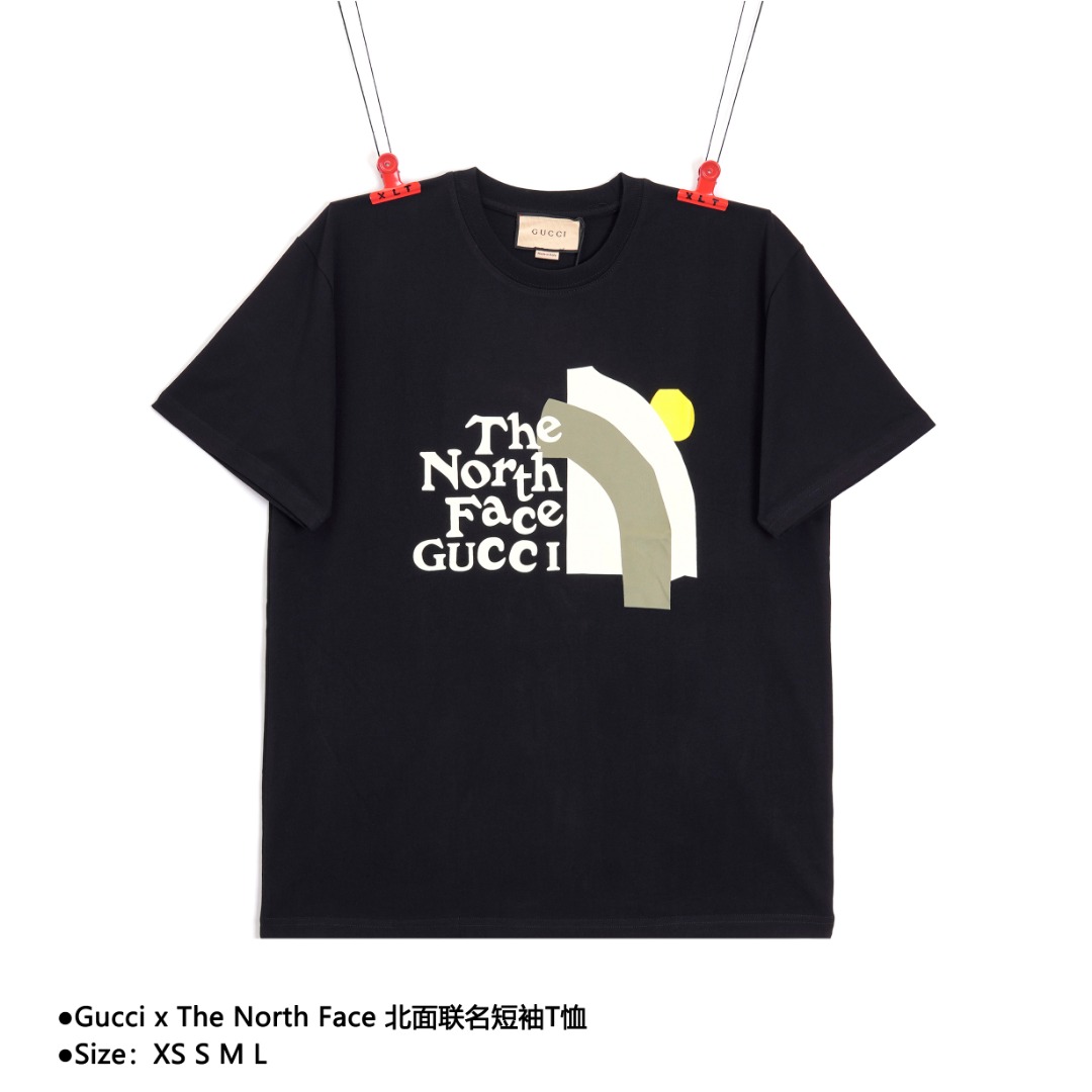 💰130
Gucci x The North Face 北面联名短袖T恤
Size：XS S M L

采用16支100%纯棉230g面料；搭配32支1X1棉盖丝罗纹。面料采用进口染料定染，多次调配比例最大限度还原原版色效。面料、螺纹同缸无色差。绝非市面现成布料（市面布料与原版完全俩颜色），布料厚度一致。3D全彩扫描图案做菲林，保证印花图案还原程度达到最高，上下LOGO印花触摸质感强烈，印花材料采用环保活性水质浆料，打底防升华液，成衣耐水洗不脱浆，全手工缝制领标，全部一致，顶级代购版本，随意卖无惧品质压力

款式编号：CC-Q-AZ-56056056014