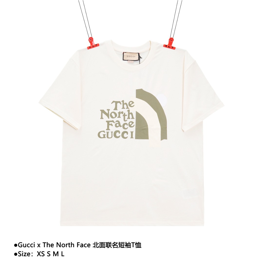 💰130
Gucci x The North Face 北面联名短袖T恤
Size：XS S M L

采用16支100%纯棉230g面料；搭配32支1X1棉盖丝罗纹。面料采用进口染料定染，多次调配比例最大限度还原原版色效。面料、螺纹同缸无色差。绝非市面现成布料（市面布料与原版完全俩颜色），布料厚度一致。3D全彩扫描图案做菲林，保证印花图案还原程度达到最高，上下LOGO印花触摸质感强烈，印花材料采用环保活性水质浆料，打底防升华液，成衣耐水洗不脱浆，全手工缝制领标，全部一致，顶级代购版本，随意卖无惧品质压力

款式编号：CC-Q-AZ-56056056014