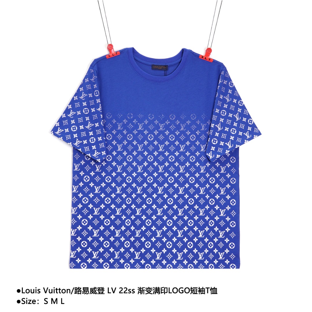💰150
Louis Vuitton/路易威登 LV 22ss 渐变满印LOGO短袖T恤
Size：S M L

采用特定组织的30S/1*2双纱精梳棉平纹，240克。进口数码印花工艺，完美还原色彩，前幅大台版数码印花，搭配沉肩袖剪裁与颈部链条细节，释放清新闲适之风，全红外对位数码印花，定位剪裁成衣，定制链条皮绳，独家单品，后领工艺，肩袖工艺完全相同，定制同编号水洗只为最高呈现。

款式编号：CC-5605605616