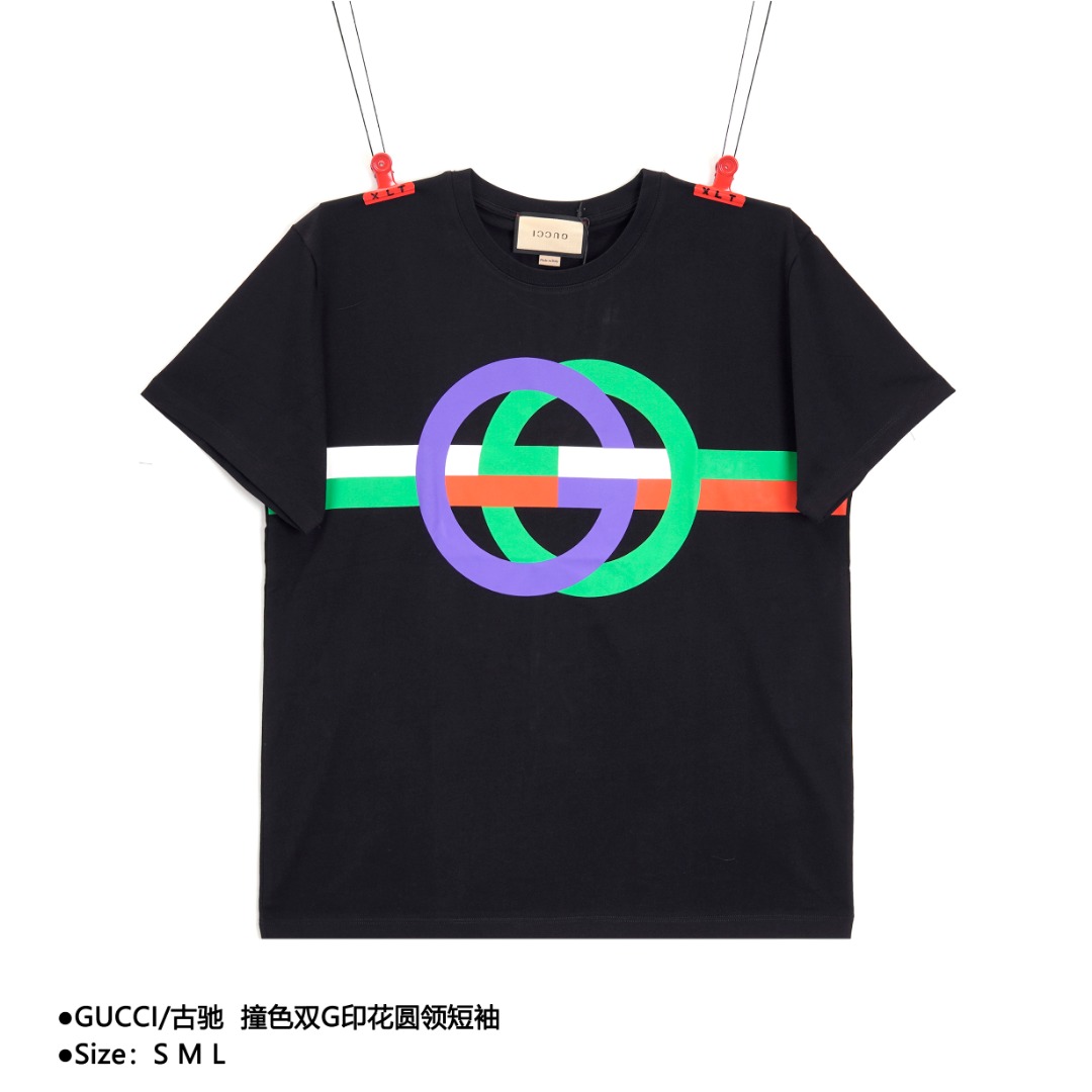 💰130
GUCCI/古驰  撞色双G印花圆领短袖
Size：S M L

对色定染麻棉面料、双G印花图案、水墨胶印花工艺、全套辅料配备！采用16S麻棉克重230G ；搭配20S双纱1×1螺纹，克重460g。区别于普通宽的面料克重，整件加入了微棉麻手感效果，跟原版十足手感；结构非常饱满，悬垂性特别好。水墨印染工艺通俗来说是活性染料溶于水后的液态印染，水墨胶具备传印性优良，印品耐水性强耐磨性佳，印刷稳定性好。印花整体效果色含量高粘度适中，色彩鲜艳色含量高，色彩饱满，光泽度好。

款式编号：CC-5605605614