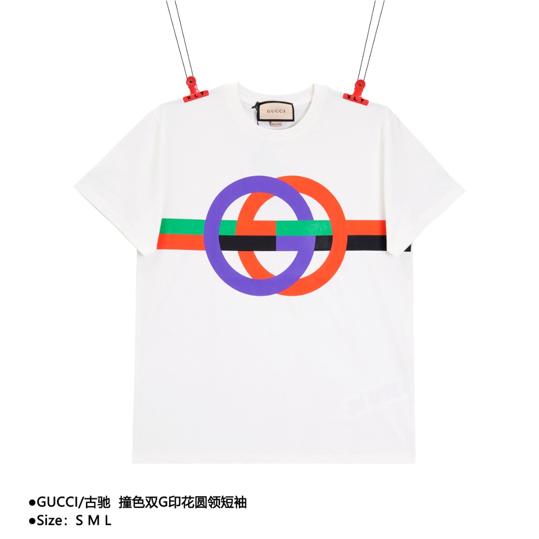 💰130
GUCCI/古驰  撞色双G印花圆领短袖
Size：S M L

对色定染麻棉面料、双G印花图案、水墨胶印花工艺、全套辅料配备！采用16S麻棉克重230G ；搭配20S双纱1×1螺纹，克重460g。区别于普通宽的面料克重，整件加入了微棉麻手感效果，跟原版十足手感；结构非常饱满，悬垂性特别好。水墨印染工艺通俗来说是活性染料溶于水后的液态印染，水墨胶具备传印性优良，印品耐水性强耐磨性佳，印刷稳定性好。印花整体效果色含量高粘度适中，色彩鲜艳色含量高，色彩饱满，光泽度好。

款式编号：CC-5605605614