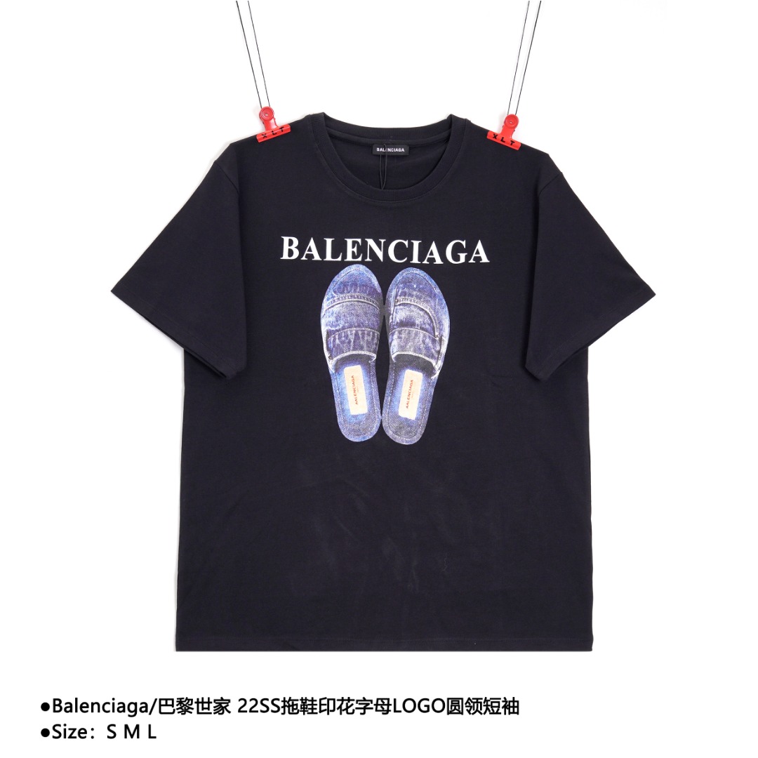 Balenciaga/巴黎世家 22SS拖鞋印花字母LOGO圆领短袖 全新的面料与车线工艺,米色特殊色面料,全程都是定织定染的,特殊色的决绝忌讳现成面料,大货只用到10卷面料,虽然付小缸费但也不能节约成本用现成面料,大身前后都有印花,两套菲林版,手工丝网印刷,细腻无毛拉,前片后片拉回合衣服,同缸订染螺纹,所到之处全部定做,袖子拆掉分析面料,在倍镜下,无论是支数还是股数都完全相同,原版一致的丝网印刷,首先是手感平滑细腻,印花下可以清楚透露面料纹路,我们选用进口水性胶浆更准确,准确的菲林印刷位置,前片领口到下68线,后片领口到下25线,只有精准的操作才能左右完美贴合,大小完全一致. 款式编号:CC-56056056014