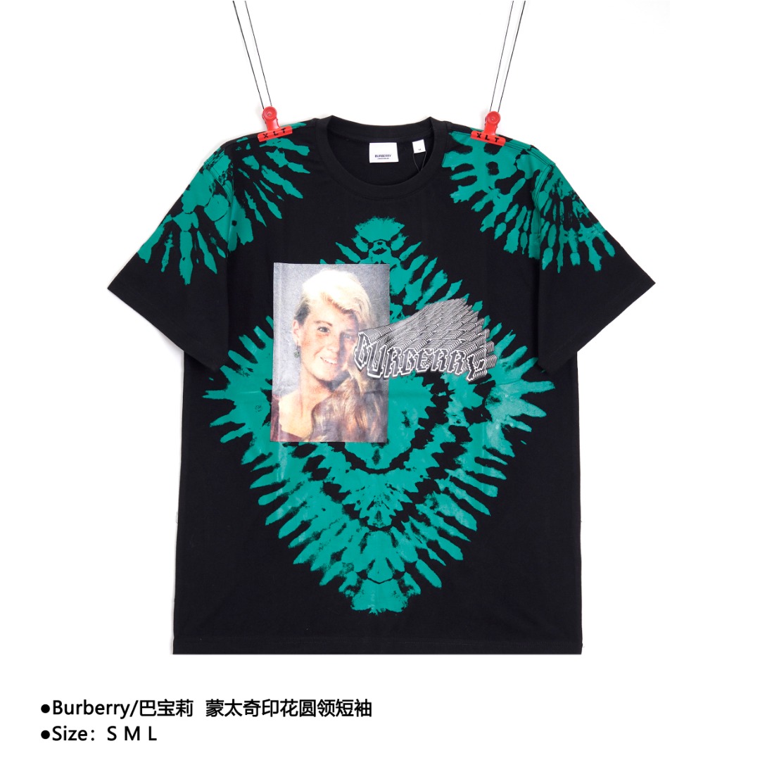 💰150
Burberry/巴宝莉  蒙太奇印花圆领短袖
Size：S M L 

对色定染麻棉面料、蒙太奇印花图案、水墨胶印花工艺、全套辅料配备！采用16S麻棉克重230G ；搭配20S双纱1×1螺纹，克重460g。区别于普通宽的面料克重，整件加入了微棉麻手感效果，跟原版十足手感；结构非常饱满，悬垂性特别好。水墨印染工艺通俗来说是活性染料溶于水后的液态印染，水墨胶具备传印性优良，印品耐水性强耐磨性佳，印刷稳定性好。印花整体效果色含量高粘度适中，色彩鲜艳色含量高，色彩饱满，光泽度好。

款式编号：CC-56056056016