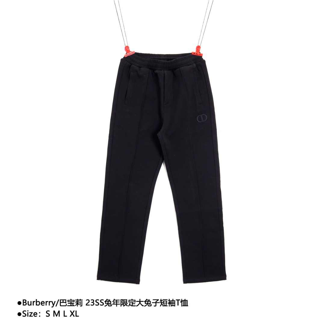 💰230
DIOR/迪奥 CD刺绣毛圈棉男女同款休闲运动裤
Size：S M L XL

这款运动裤是运动服饰中的主打单品 也是四季街头的百搭神器，无性别的男女同款 基础修身版型裁剪，上身俐落干净更显干练帅气！客供定制毛圈针织布精制 裤身整体厚实保暖，贴身柔软舒适透气 休闲版型裁剪，束口裤脚更显运动感 前面饰有CD刺绣标签，弹力腰头和抽绳搭配刻有DI标志的金属件 可搭配各式夹克和大衣轻松搭配 打造时尚造型。

款式编号：CC-560560524