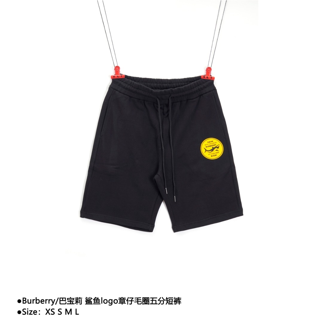 💰160
Burberry/巴宝莉 鲨鱼logo章仔毛圈五分短裤
Size：XS S M L

专柜定制纯棉面料 超级质感柔软透气 时尚男女同款休闲短裤

款式编号：Q-56056056017