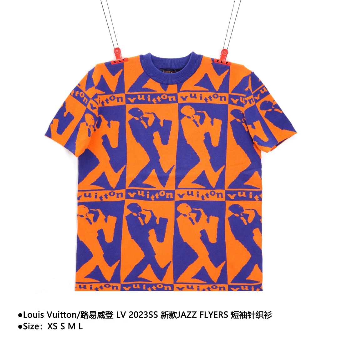 Louis Vuitton路易威登 LV 2023SS 新款JAZZ FLYERS 短袖针织衫 此款采用32支双股精栋长绒棉,双纱并股,将 LV Jazzman 图案细致嵌入密纺棉质针织,所有花型均时位.16针加细缝盘针高密度缝纫.挑撞加柔洗水手感,以爵士乐手剪影暗藏 LV 标识,运用进口12针织机对板,做双色芝麻底提花工艺,所有花型均对位.在摩登色彩中奏响浓郁复古韵律.100% 棉,标准版型. 款式编号:Q-56056056017