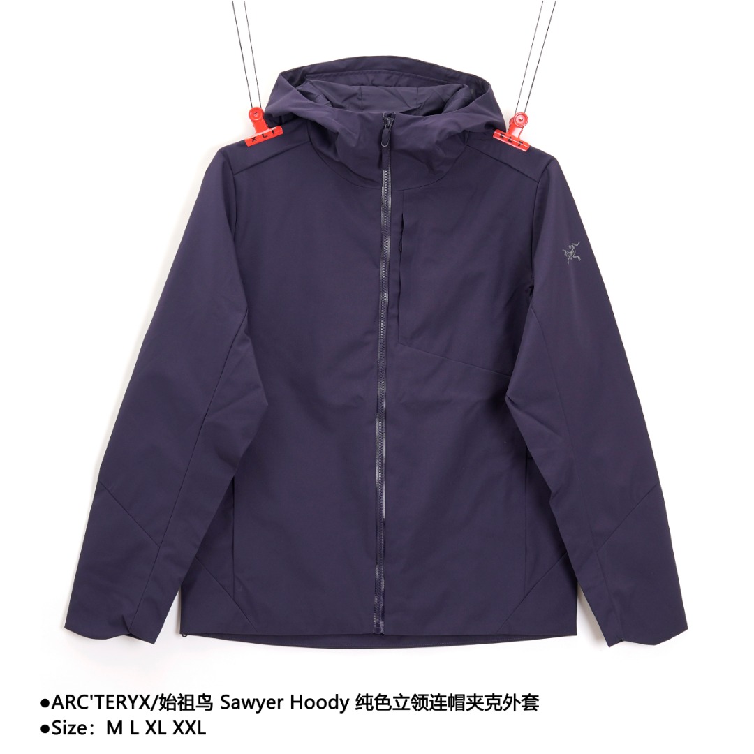ARC'TERYX/始祖鸟 Sawyer Hoody 纯色立领连帽夹克外套 春季新款始祖鸟夹克外套 采用3L GORE-TEX INFINIUM面料 质地柔软 抗风防潮 防水设计 下雨天也可随意出行 且摩擦声音小 非常适合户外运动 衣服内含一层里布 透气性强 夹克连帽拉链设计 简洁的帽兜 全长主拉链干脆利索 下摆抽绳也同样供调节大小及抵挡风寒 同时满足不同需求 左胸门襟口袋以及两侧口袋也带走一切有压胶设计 隐藏拉链 并且拉链为防水设计 可安心置物 空间储藏量大 左袖绣有始祖鸟标志 低调又有内涵 衣服设计线条走向简单干脆 透露出的高级感适合多种人群 春秋搭配毫无压力 款式编号:II-265060565630