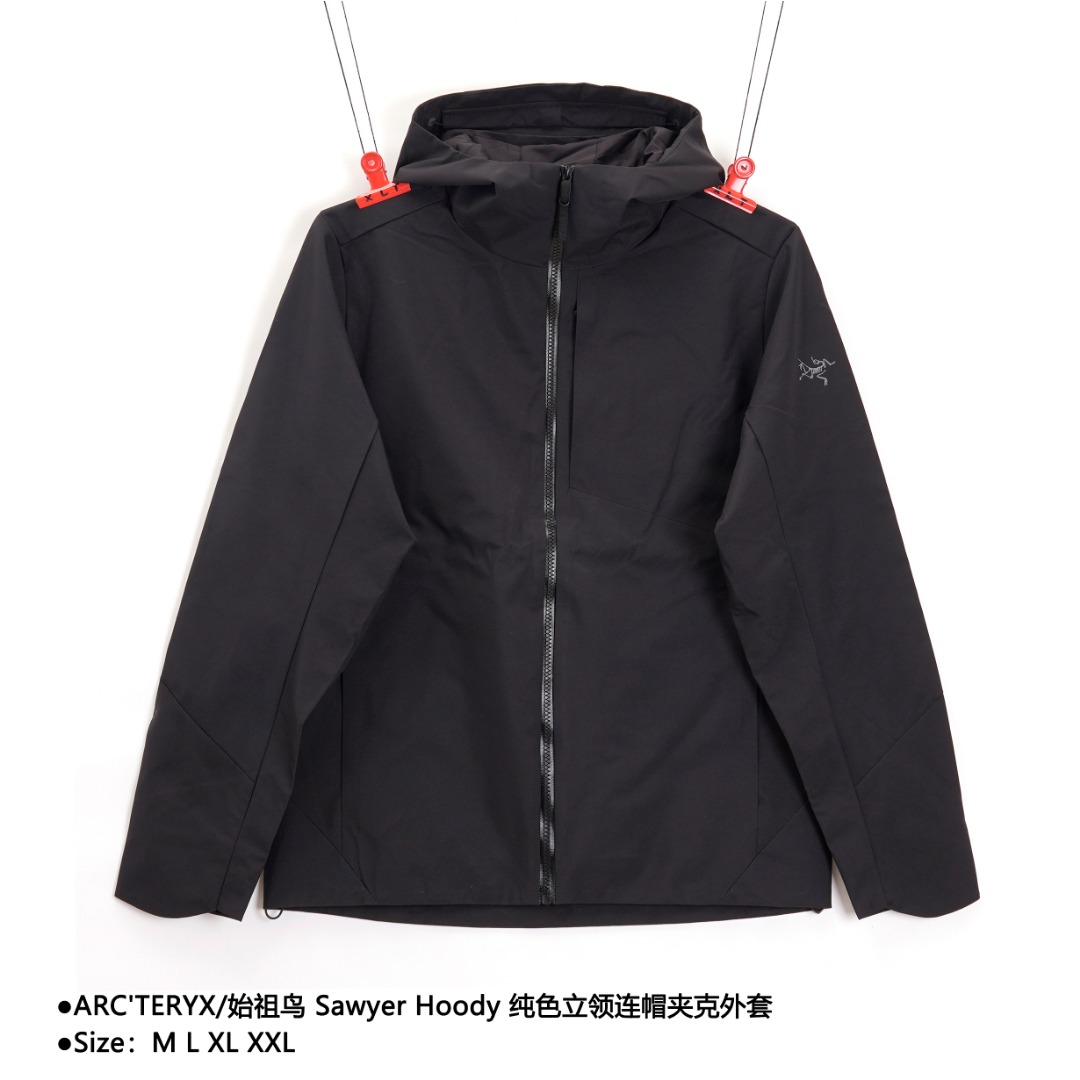 ARC'TERYX/始祖鸟 Sawyer Hoody 纯色立领连帽夹克外套 春季新款始祖鸟夹克外套 采用3L GORE-TEX INFINIUM面料 质地柔软 抗风防潮 防水设计 下雨天也可随意出行 且摩擦声音小 非常适合户外运动 衣服内含一层里布 透气性强 夹克连帽拉链设计 简洁的帽兜 全长主拉链干脆利索 下摆抽绳也同样供调节大小及抵挡风寒 同时满足不同需求 左胸门襟口袋以及两侧口袋也带走一切有压胶设计 隐藏拉链 并且拉链为防水设计 可安心置物 空间储藏量大 左袖绣有始祖鸟标志 低调又有内涵 衣服设计线条走向简单干脆 透露出的高级感适合多种人群 春秋搭配毫无压力 款式编号:II-265060565630