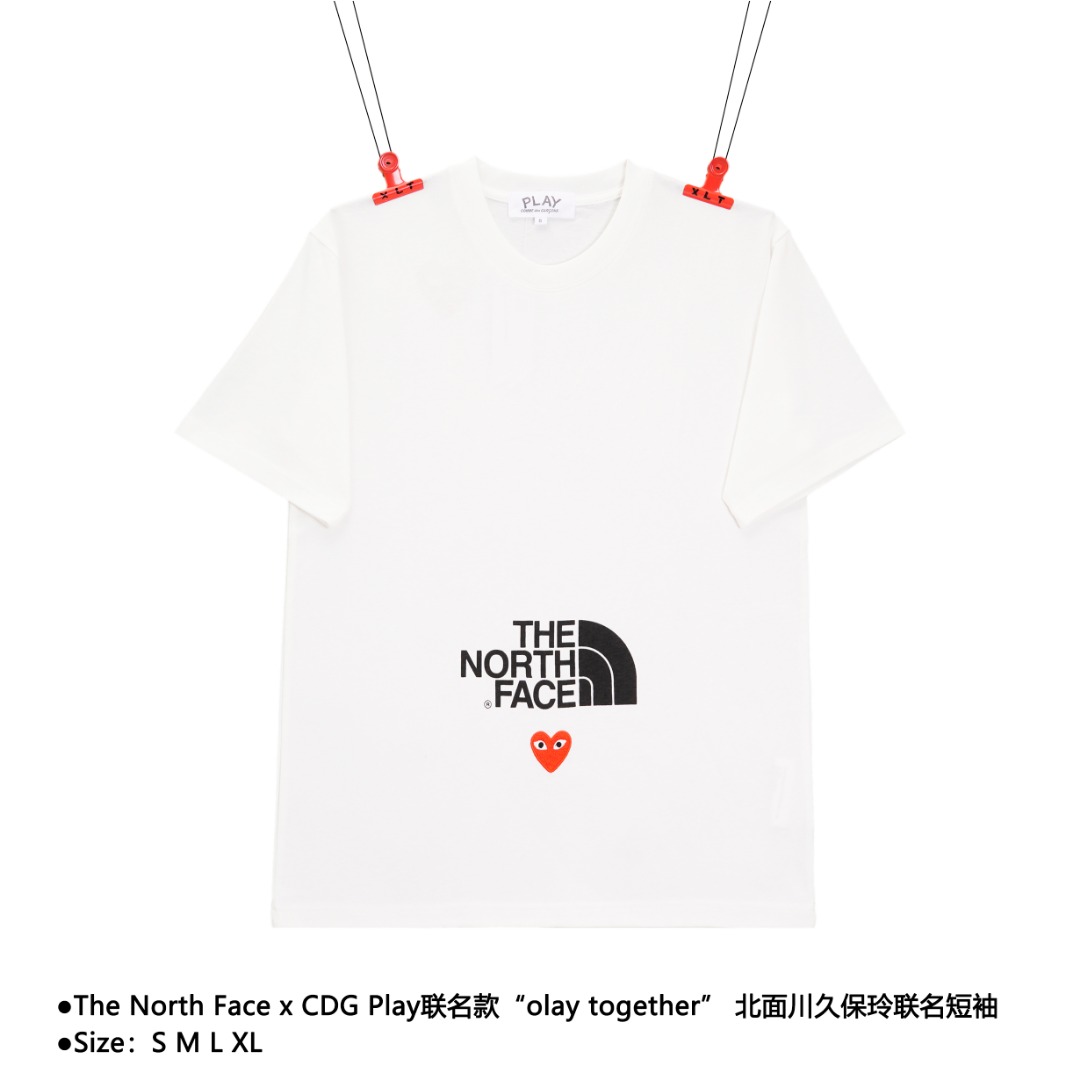 The North Face x CDG Play联名款“olay together” 北面川久保玲联名短袖 联名款“olay together”系列 Logo 北面川久保玲联名短袖 今年夏天的爆款短袖 230g 21支泰森面料 全定制辅料 原版精密刺绣印花 经典的版型 不挑人 上身效果无敌 很适合情侣穿搭 款式编号:II-56056056015