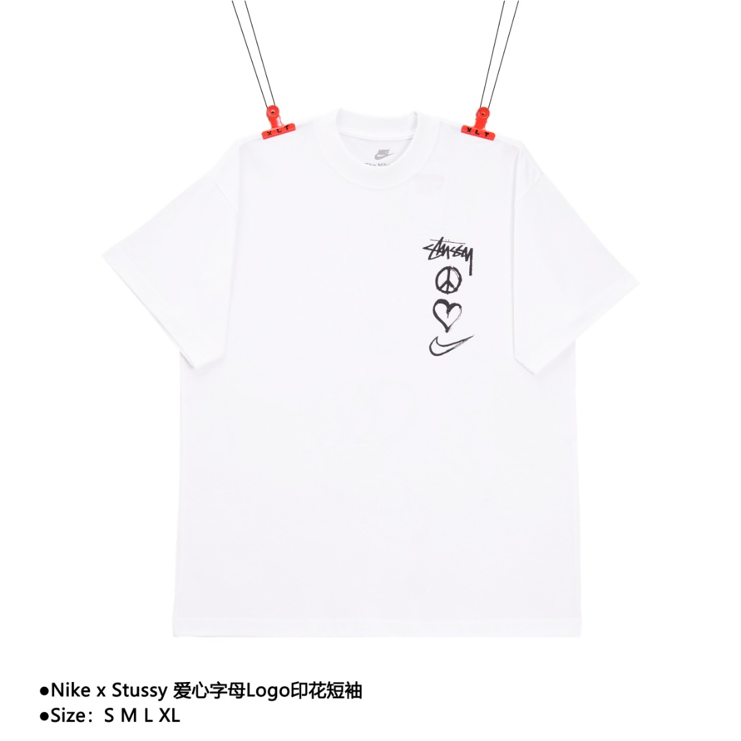 💰150
Nike x Stussy 爱心字母Logo印花短袖
Size:S M L XL
面料 精梳棉230克 基础印花 简单百搭 作为和nike的联名短袖 虽然看似非常的朴素但是颜值还是非常的高的 版型也不错 上身超帅的短袖 材质纯棉的很舒服 夏天不错的选择
款式编号:II-5605605616