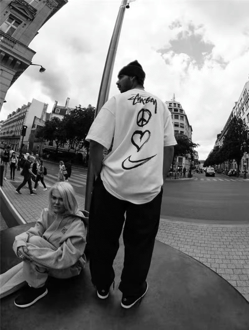 上身素材# Nike x Stussy 爱心字母Logo印花短袖