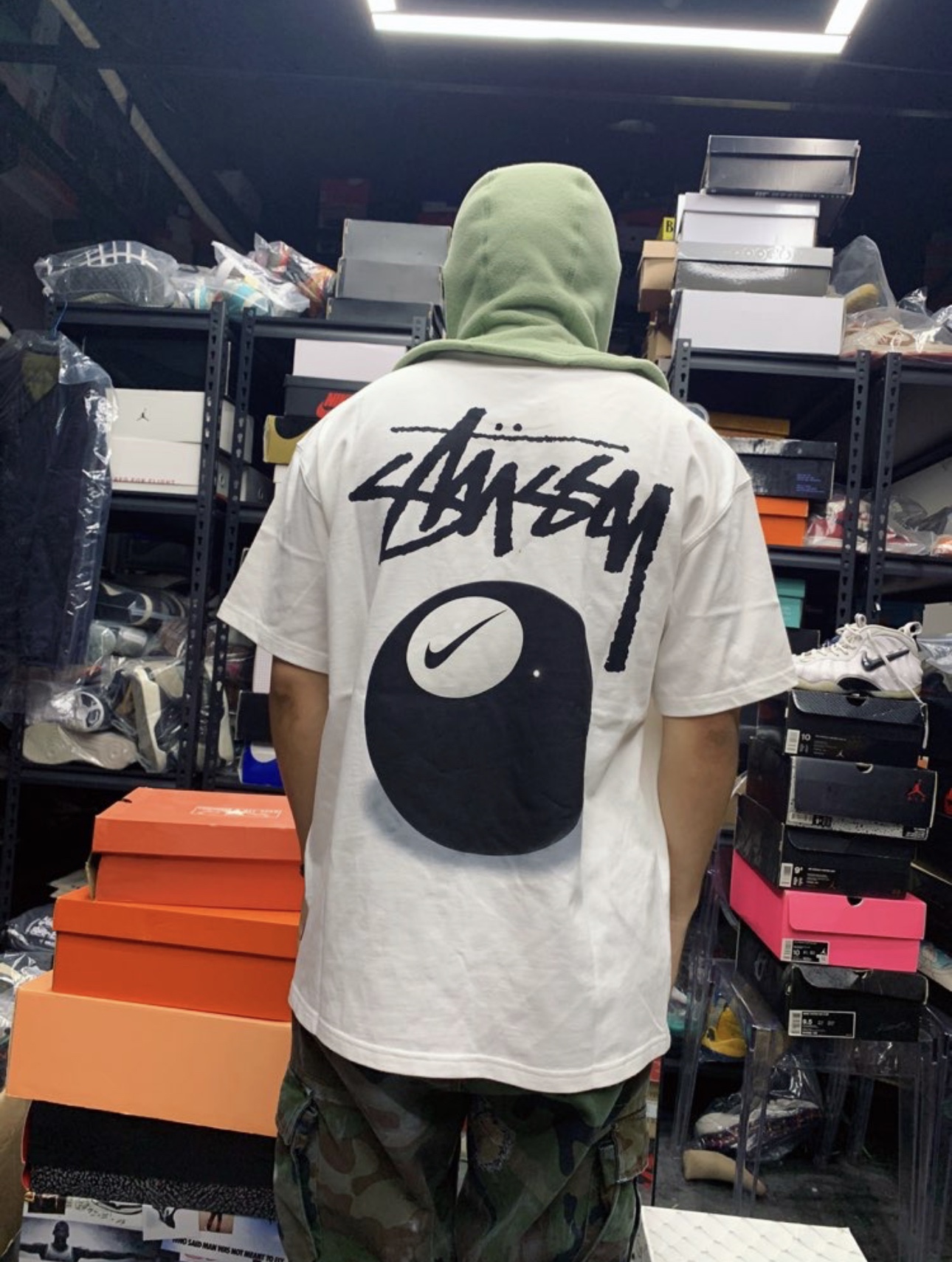 上身素材# Nike x Stussy FW22 字母黑台球印花短袖