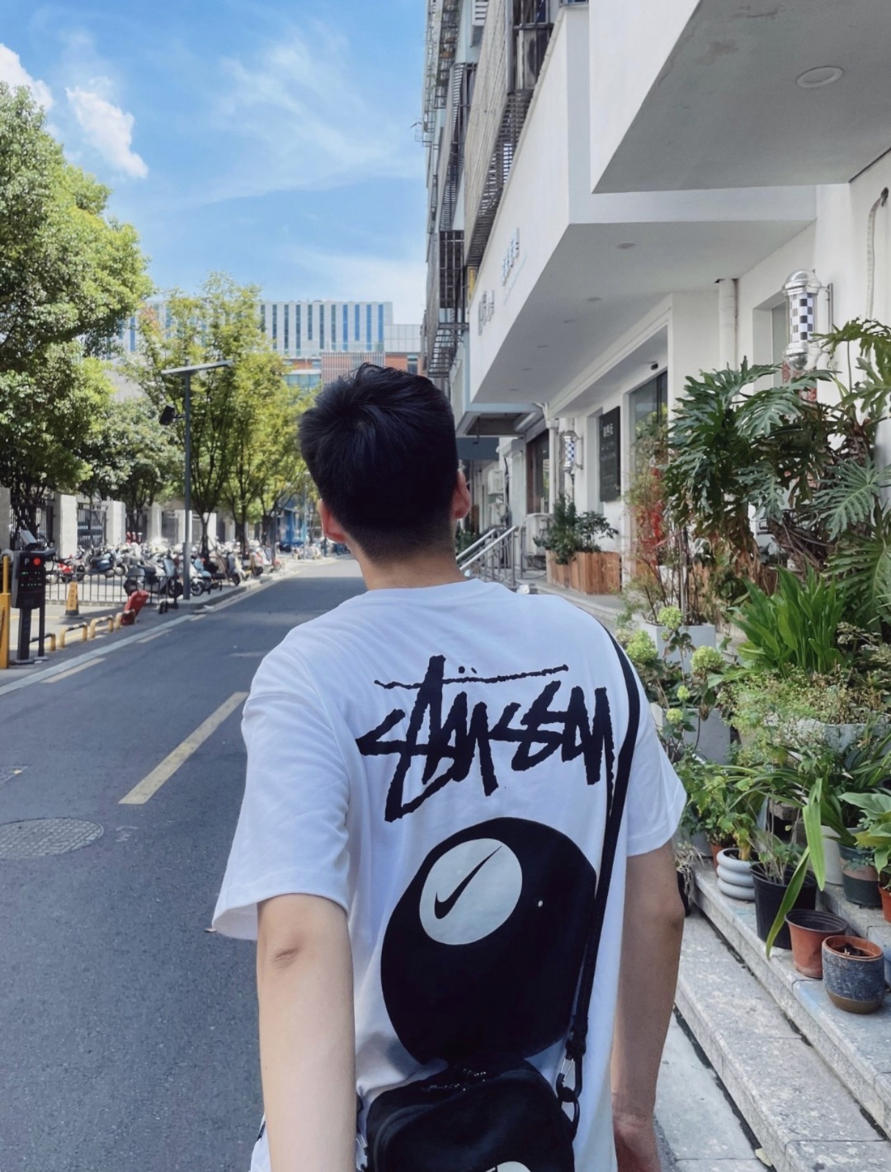上身素材# Nike x Stussy FW22 字母黑台球印花短袖