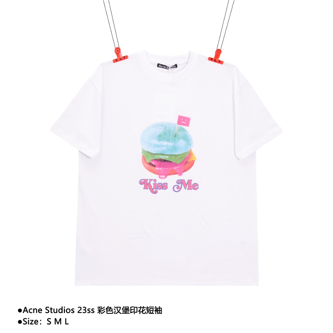 💰150
Acne Studios 23ss 彩色汉堡印花短袖
Size:S M L
男女同款的宽松剪裁,男生的街头随性与女生的Oversize完美融合,Acne把常见的汉堡包经过俏皮的手法和色彩,运用改装成潮流的印花图案,彩色且多层组合,耷拉的酱汁都呈现了汉堡包在眼前的立体感,灵动的字母增加了整体的活泼氛围,汉堡上还插上了Acne标志性方块笑脸的标签,无论是内搭还是单穿, 幽默可爱的气息都会让衣服显得活力十足,230克全棉双纱
款式编号:II-L-5460650616