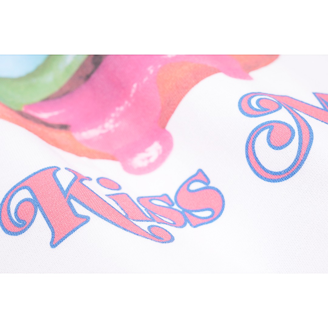 💰150
Acne Studios 23ss 彩色汉堡印花短袖
Size:S M L
男女同款的宽松剪裁,男生的街头随性与女生的Oversize完美融合,Acne把常见的汉堡包经过俏皮的手法和色彩,运用改装成潮流的印花图案,彩色且多层组合,耷拉的酱汁都呈现了汉堡包在眼前的立体感,灵动的字母增加了整体的活泼氛围,汉堡上还插上了Acne标志性方块笑脸的标签,无论是内搭还是单穿, 幽默可爱的气息都会让衣服显得活力十足,230克全棉双纱
款式编号:II-L-5460650616