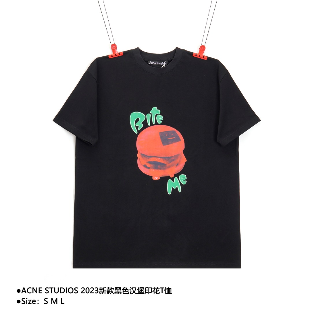 💰150
ACNE STUDIOS 2023新款黑色汉堡印花T恤
Size:S M L
男女同款的宽松剪裁 男生的街头随性与女生的oversize完美融合 acne把常见的汉堡包经过俏皮的手法和色彩的运用改装成潮流的印花图案 彩色且多层组合 耷拉的酱汁都呈现了汉堡包在眼前的立体感 灵动的Bite Me字母增加了整体的活泼氛围 汉堡上还插上了acne标志性方块笑脸的标签 无论是内搭还是单穿 幽默可爱的气息都会让衣服显得活力十足 230克全棉双纱 正品级
款式编号:II-56056056016