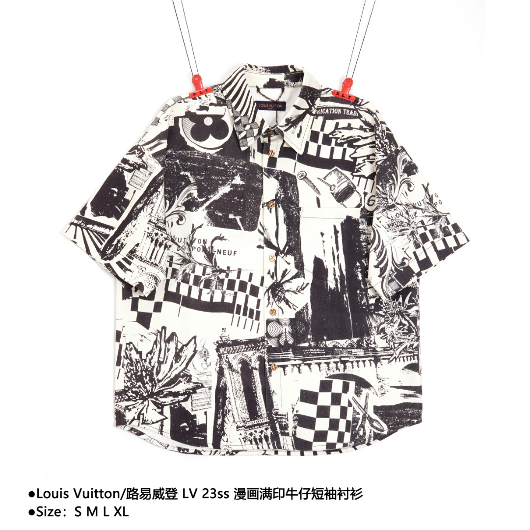 💰280
Louis Vuitton/路易威登 LV 23ss漫画满印牛仔短袖衬衫
Size：S M L XL

本款牛仔短袖衬衫采用提花工艺描绘 2023 春夏时装秀的巴黎拼贴图案，将多重品牌元素融于其中，以瞩目姿态步入温暖时节。🛒 • 

⚠️原¥12.00,900购买开发，纯棉质白牛仔、数码定位印花、对花位缝纫、翻领牛仔版型、五金配件定喷、全套辅料配备

#全棉质斜纹定织牛仔面料
白色纱线斜纹定织牛仔布匹，质地厚实斜纹的肌理感、纹路清晰经过适当处理；用小比例氨纶丝作经纱的包芯弹力经纱，具有弹性防皱防缩防变形。纯棉里料材质，打造出更加柔和的手感。
#白墨直喷数码印花工艺
对版还原全幅漫画印花图案、才用白墨直喷印花机制作。利用喷墨打印机的微压电打印头把纺织专用墨水喷在面料的表面，并渗透到纤维内部而固色。
数码直喷印花要求炼白后清水布，墨水颗粒极细，渗透到面料的纤维空隙中，既有牢度，丝毫不影响布料本身的柔软与舒适的特性。根据原版衣身裁片解剖结构，面料对位对花设计。每个裁片对应不同的图案，还原精细准确度要求极高。 
#定位为花裁片缝纫
H型剪裁版型设计；又称为箱形。整体按照原版对花进行裁剪及拼接，裁片上每一个格位跟原版呈现出一样的效果。成衣对花位置会因尺码变动出现偏差效果；属于正常现象。
全件定制辅料、门槛搭配凹凸四合扣；真皮吊钩搭配古铜链条；三标辅料、洗水标定制，盒子logo吊牌吊粒。

款式编号：K-56056056028