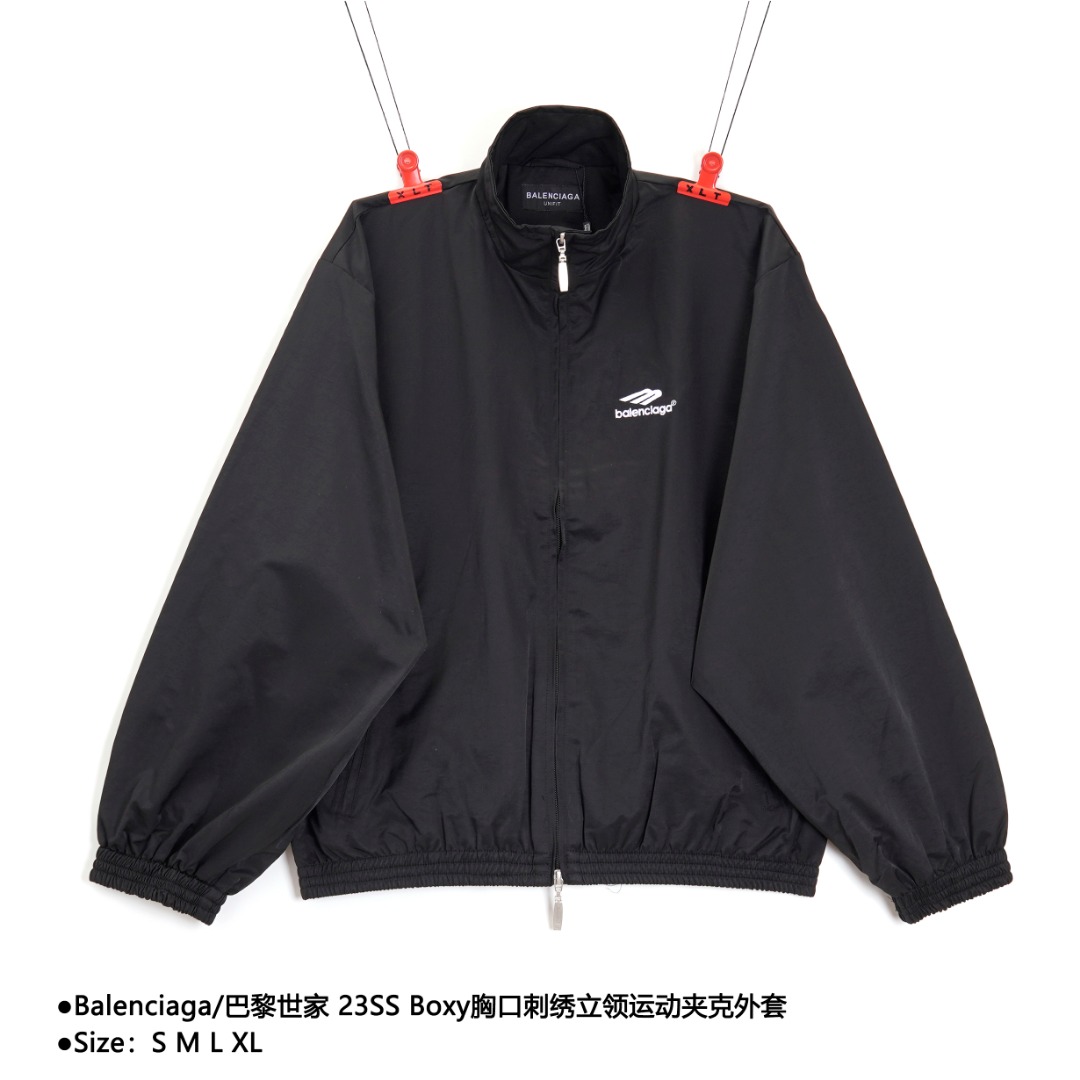 💰340
Balenciaga/巴黎世家 23SS Boxy胸口刺绣立领运动夹克外套 
Size：S M L XL

尼龙面料，加密高定透气内里网布，剪裁利落，开模定制高级质感拉链，刺绣采用Tajima田岛刺绣机器制作，饱满立体不跳针，口袋处拉链为双环锁扣钢印，小细节，区别市面，袖口下摆松紧设计。

款式编号：A-5605605635