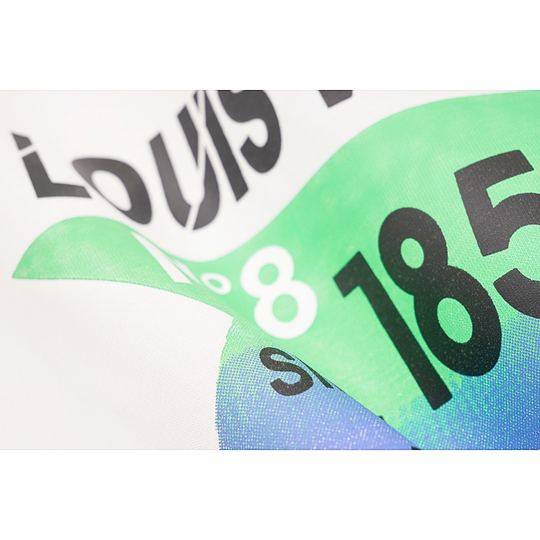 💰130
Louis Vutton/路易威登 LV 22SS字母LOGO夏日情侣款短袖T恤
Size：S M L

2022夏季渠道限定款 经典字母T恤 还是让人眼前一亮的！客供高克重针织棉布料精心制作 厚实垂坠质感，吸湿透气，档次感直接拉满 面料自带挺括感，上身非常有型显精神 经典V字母logo标识，鲜明撞色对比，不经意间突显出品牌属性，与白色衣身相得益彰，展现出夏日的清爽干净的穿搭，又不单调枯燥，有细节。一始既往的宽松OS版型裁剪，俐落得体的造型感 男生女生都能轻松驾驭！

款式编号：CC-5605605614