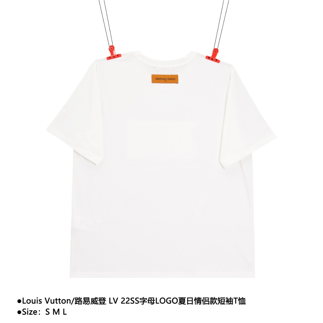💰130
Louis Vutton/路易威登 LV 22SS字母LOGO夏日情侣款短袖T恤
Size：S M L

2022夏季渠道限定款 经典字母T恤 还是让人眼前一亮的！客供高克重针织棉布料精心制作 厚实垂坠质感，吸湿透气，档次感直接拉满 面料自带挺括感，上身非常有型显精神 经典V字母logo标识，鲜明撞色对比，不经意间突显出品牌属性，与白色衣身相得益彰，展现出夏日的清爽干净的穿搭，又不单调枯燥，有细节。一始既往的宽松OS版型裁剪，俐落得体的造型感 男生女生都能轻松驾驭！

款式编号：CC-5605605614
